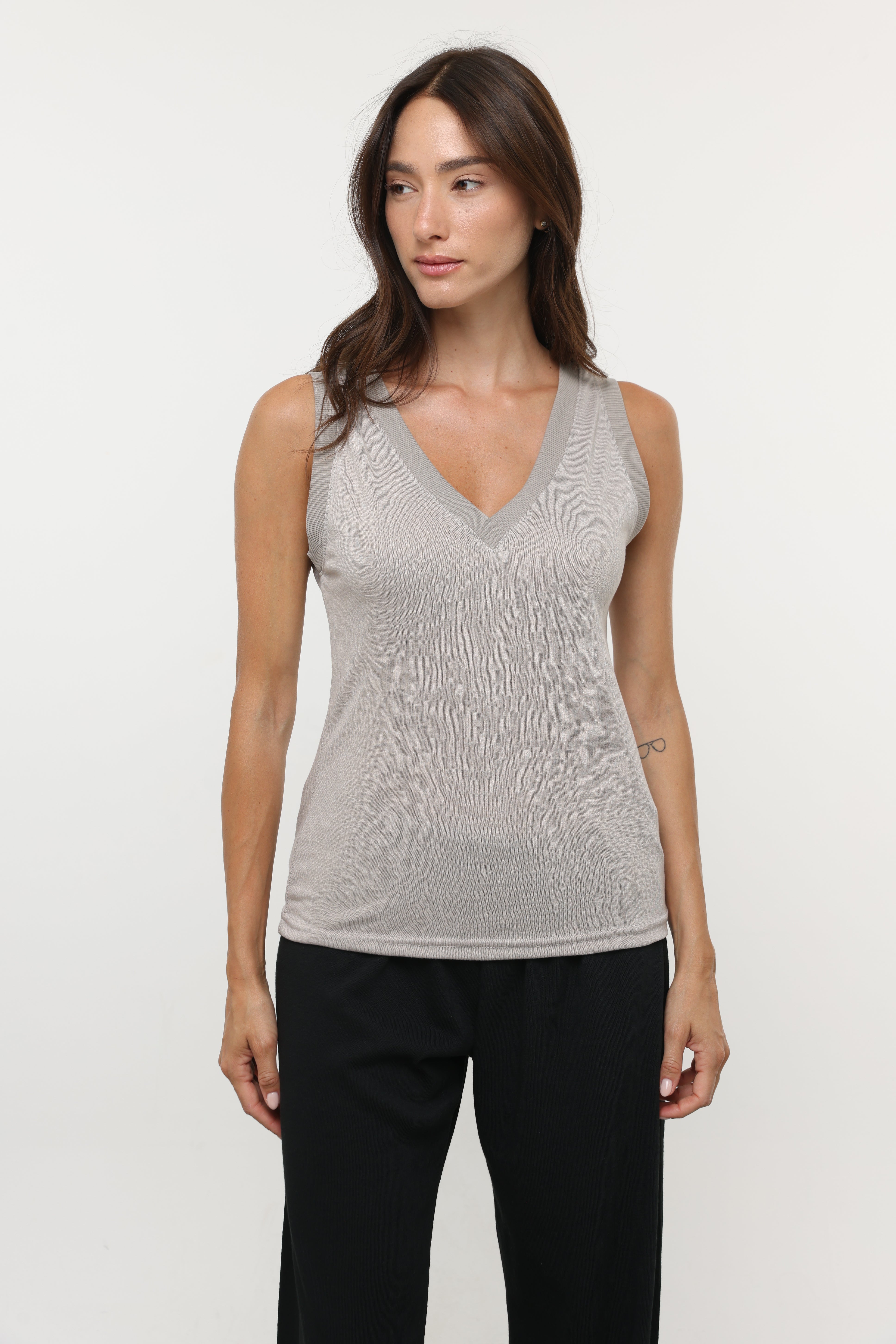 גופיית סלאב עם צווארון ריב