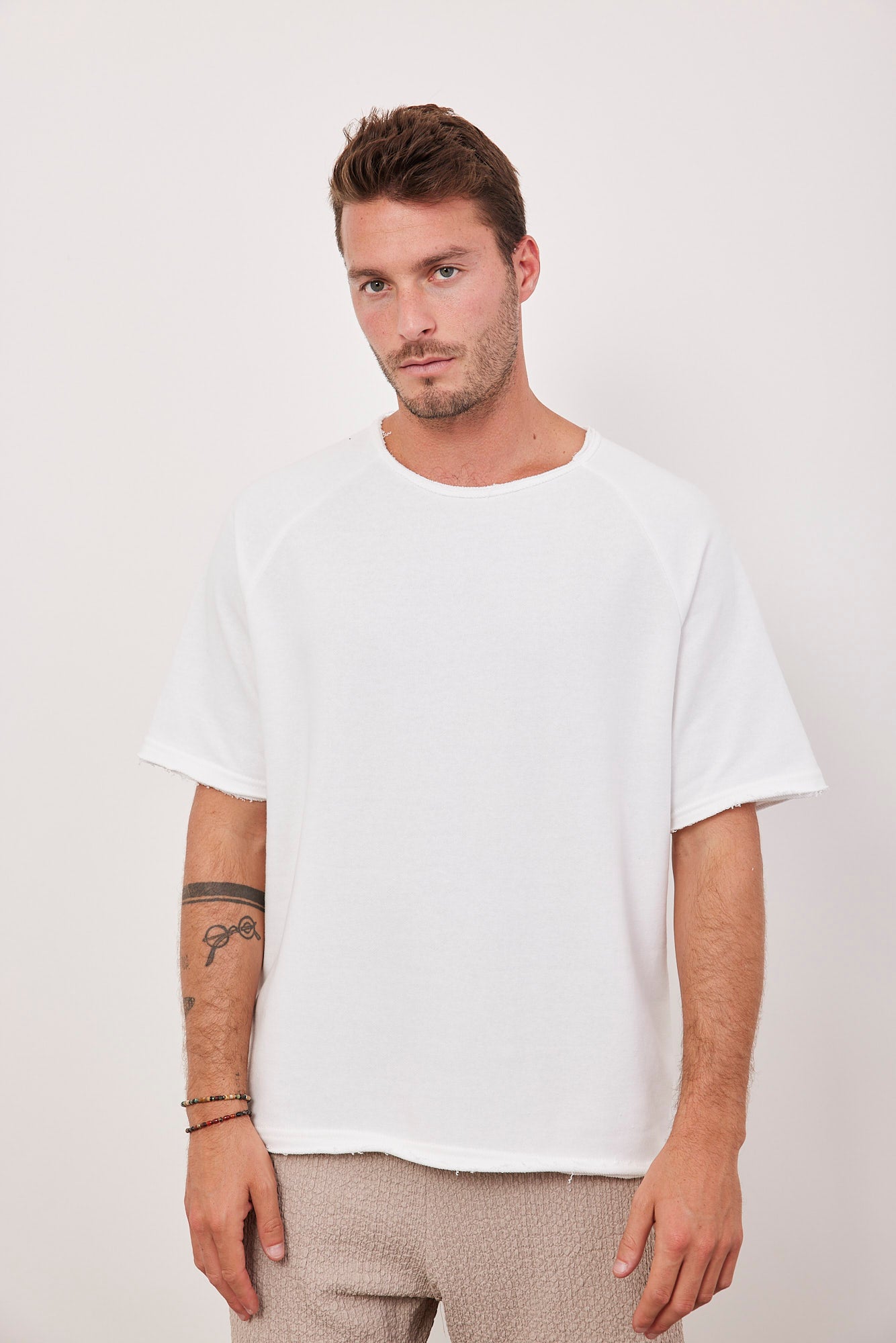 טי-שרט בסיומת גזורה