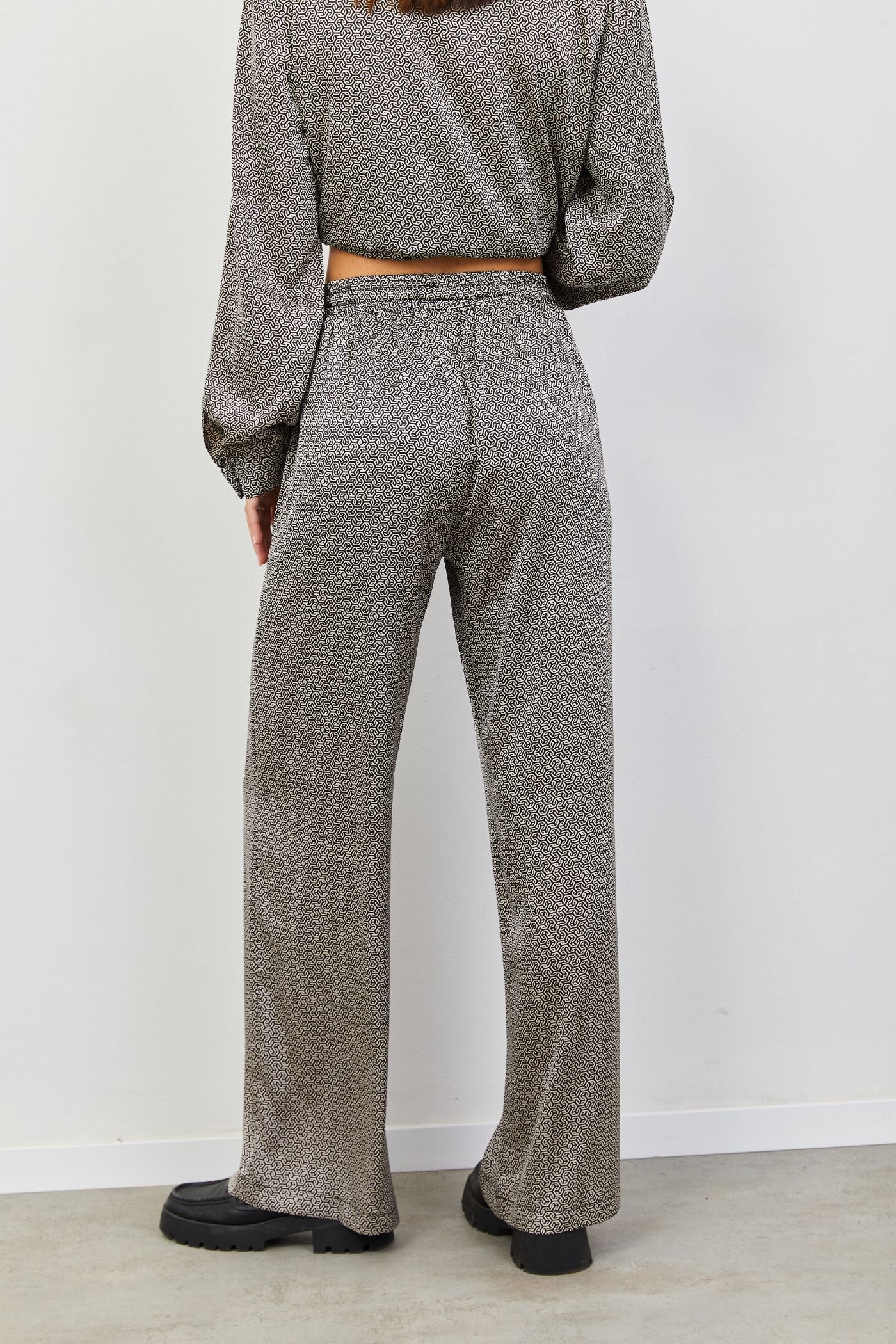 חליפה במראה סטן בהדפס - ITAY BRANDS