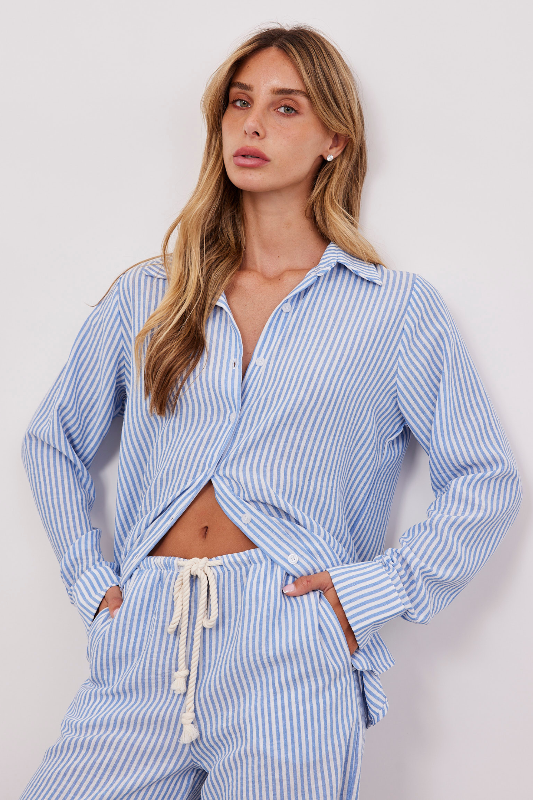 חולצת פסים ארוכה מכופתרת