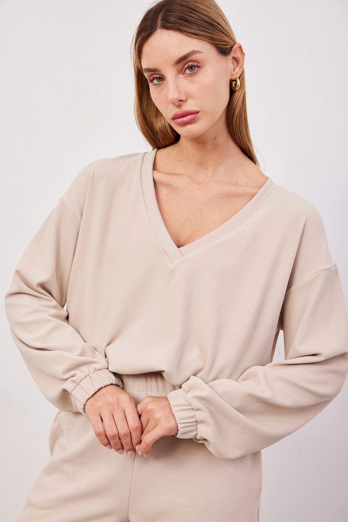 סווטשירט וי עם כיווץ וגומי בסיומת - ITAY BRANDS