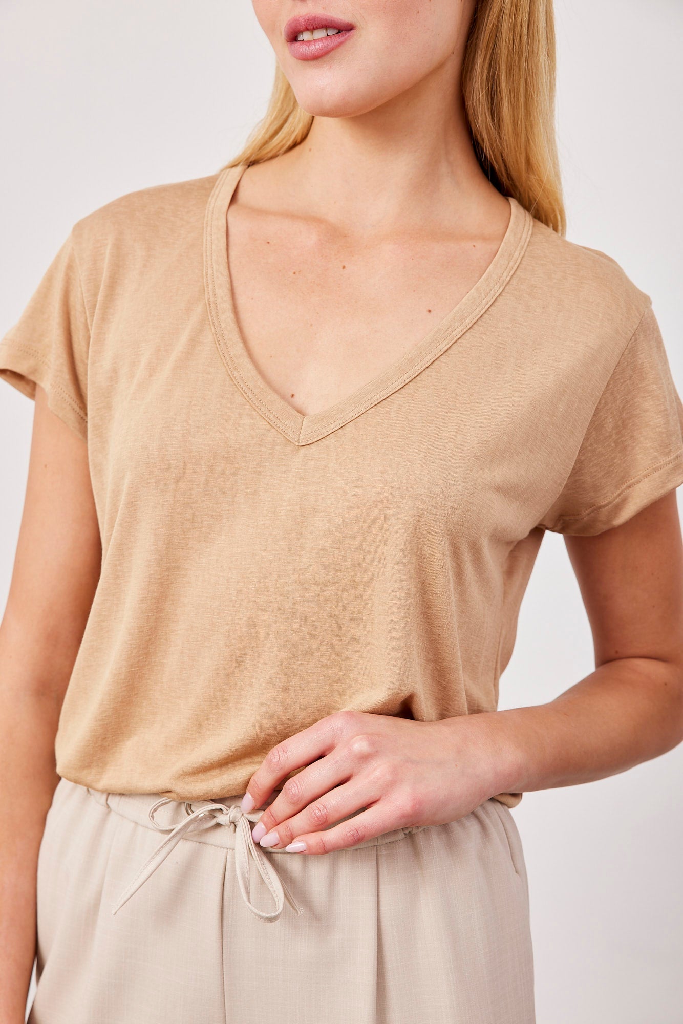 טי-שרט וי מבד שקפקף - ITAY BRANDS