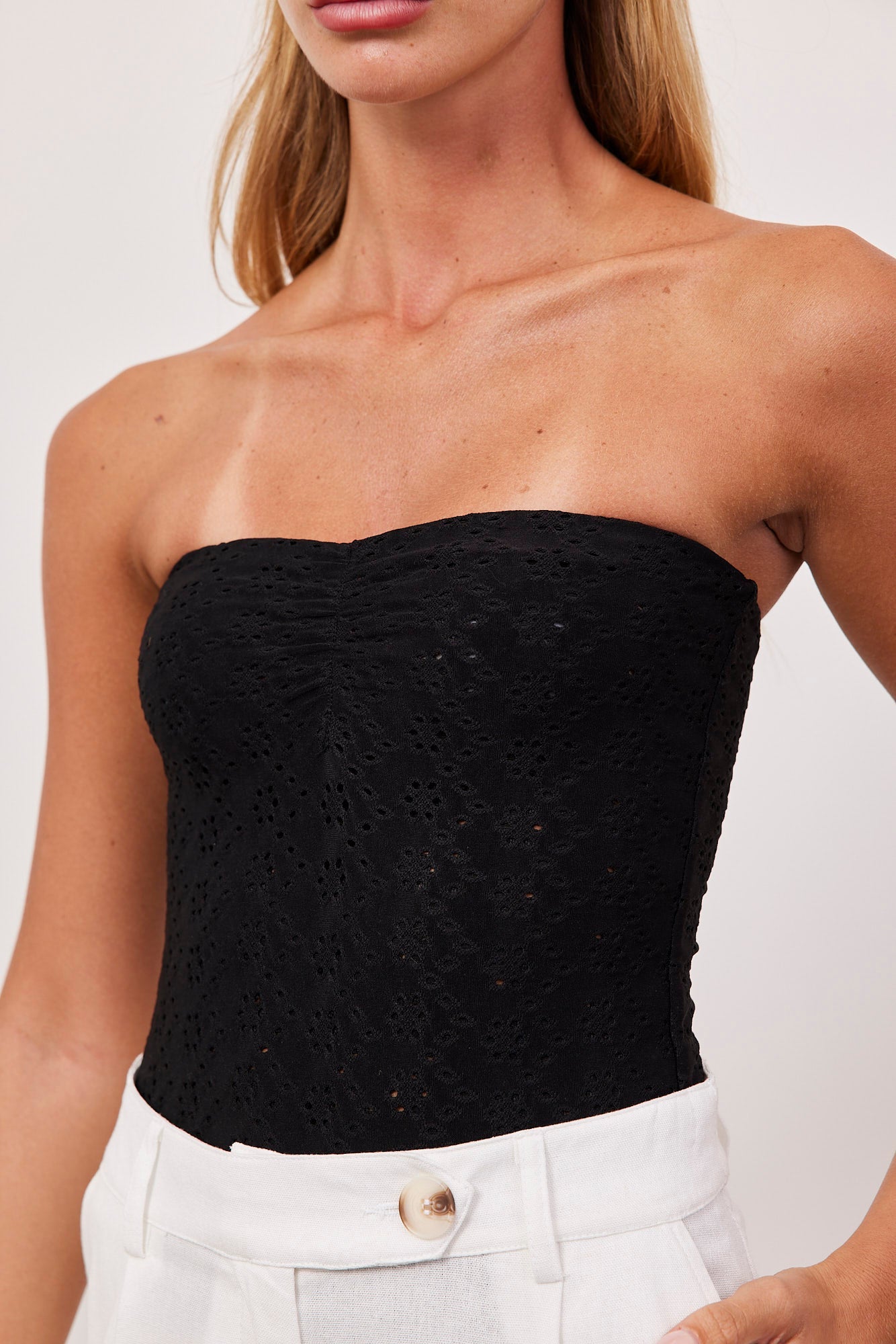 סטרפלס במראה תחרה עם כיווץ - ITAY BRANDS