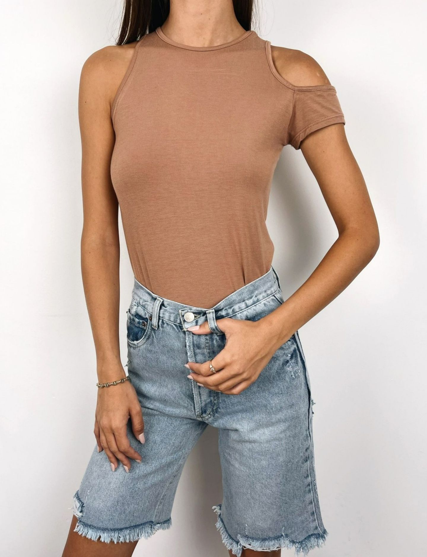 חולצה א-סימטרית פתח בכתף - ITAY BRANDS