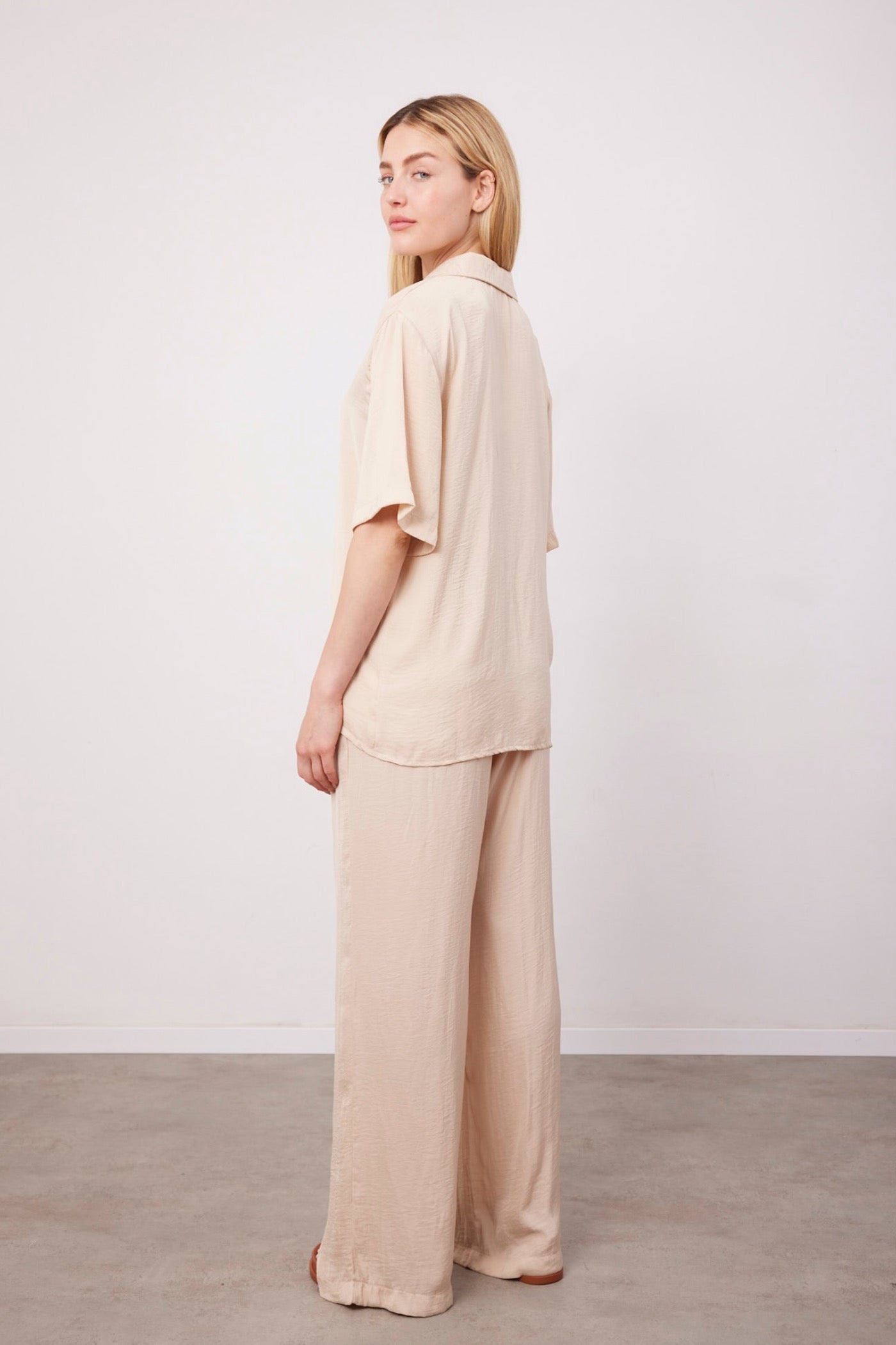 חליפה מכופתרת במראה סאטן - ITAY BRANDS