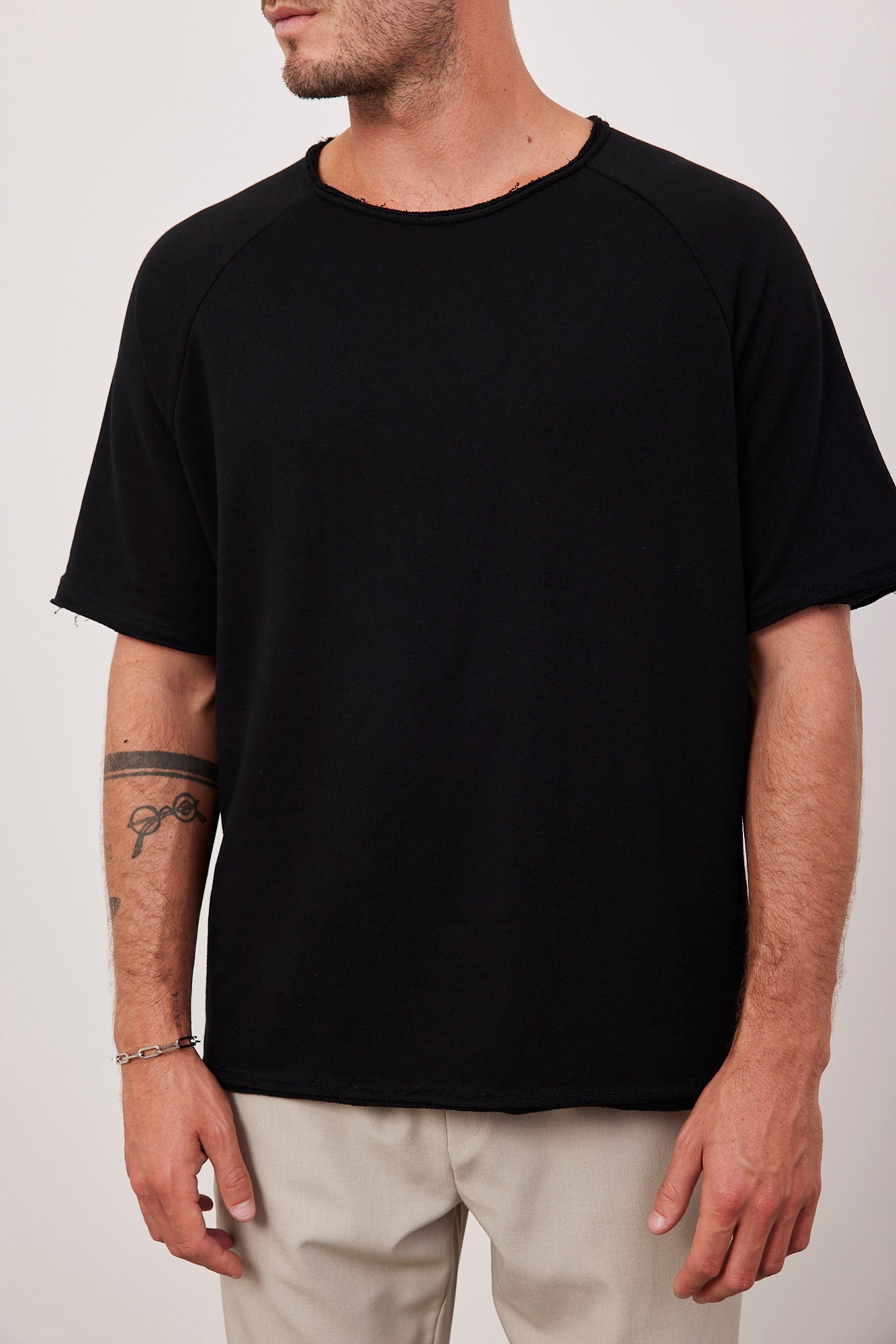 טי-שרט בסיומת גזורה