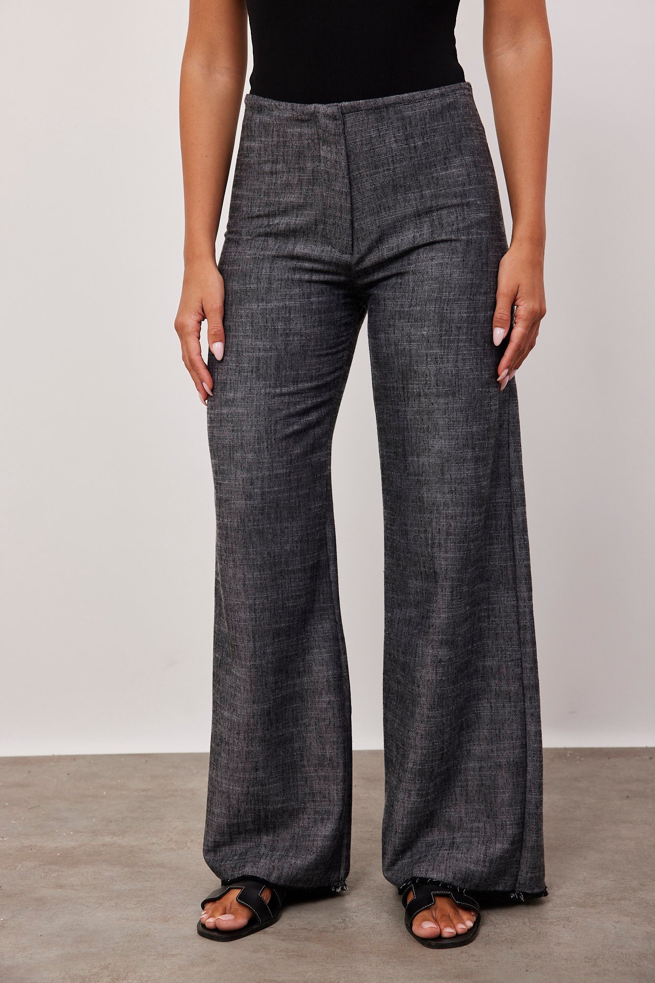 מכנסיים בטקסטורה בגזרה נמוכה - ITAY BRANDS