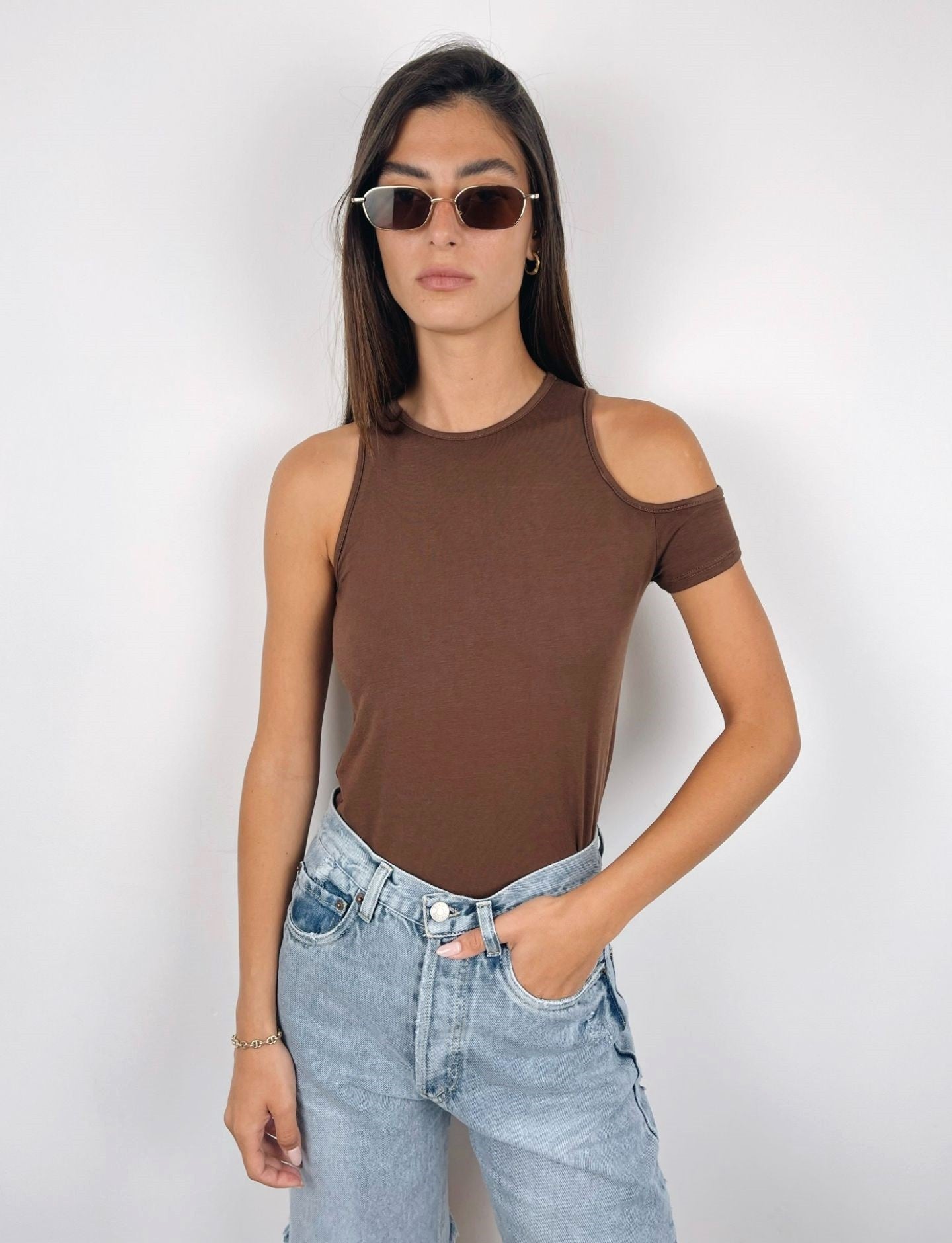 חולצה א-סימטרית פתח בכתף - ITAY BRANDS