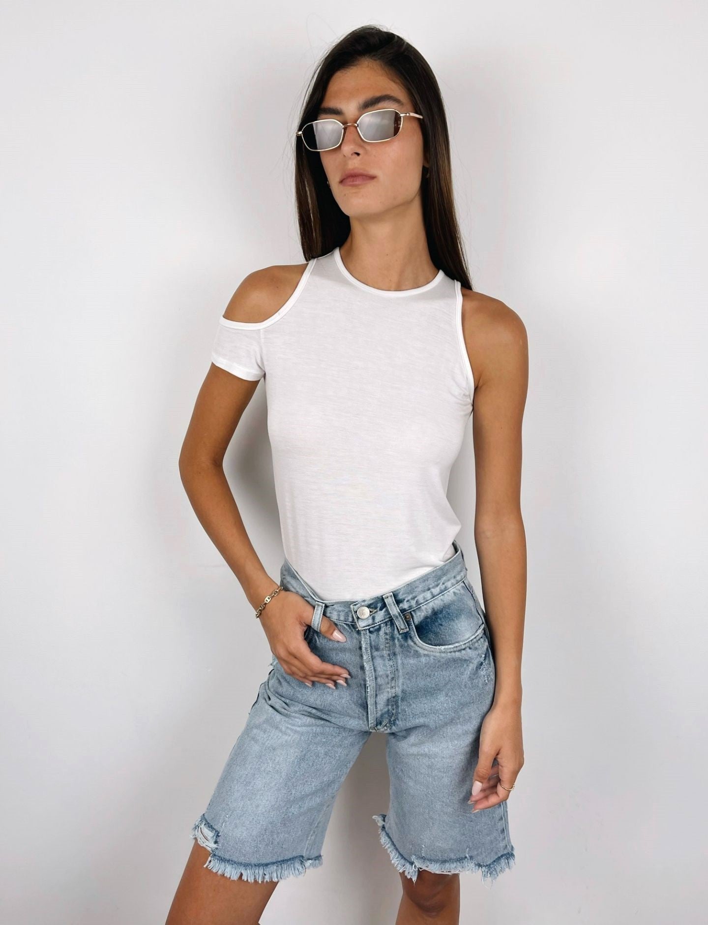 חולצה א-סימטרית פתח בכתף - ITAY BRANDS