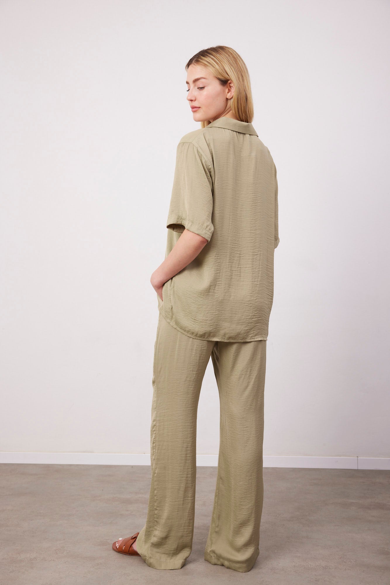 חליפה מכופתרת במראה סאטן - ITAY BRANDS