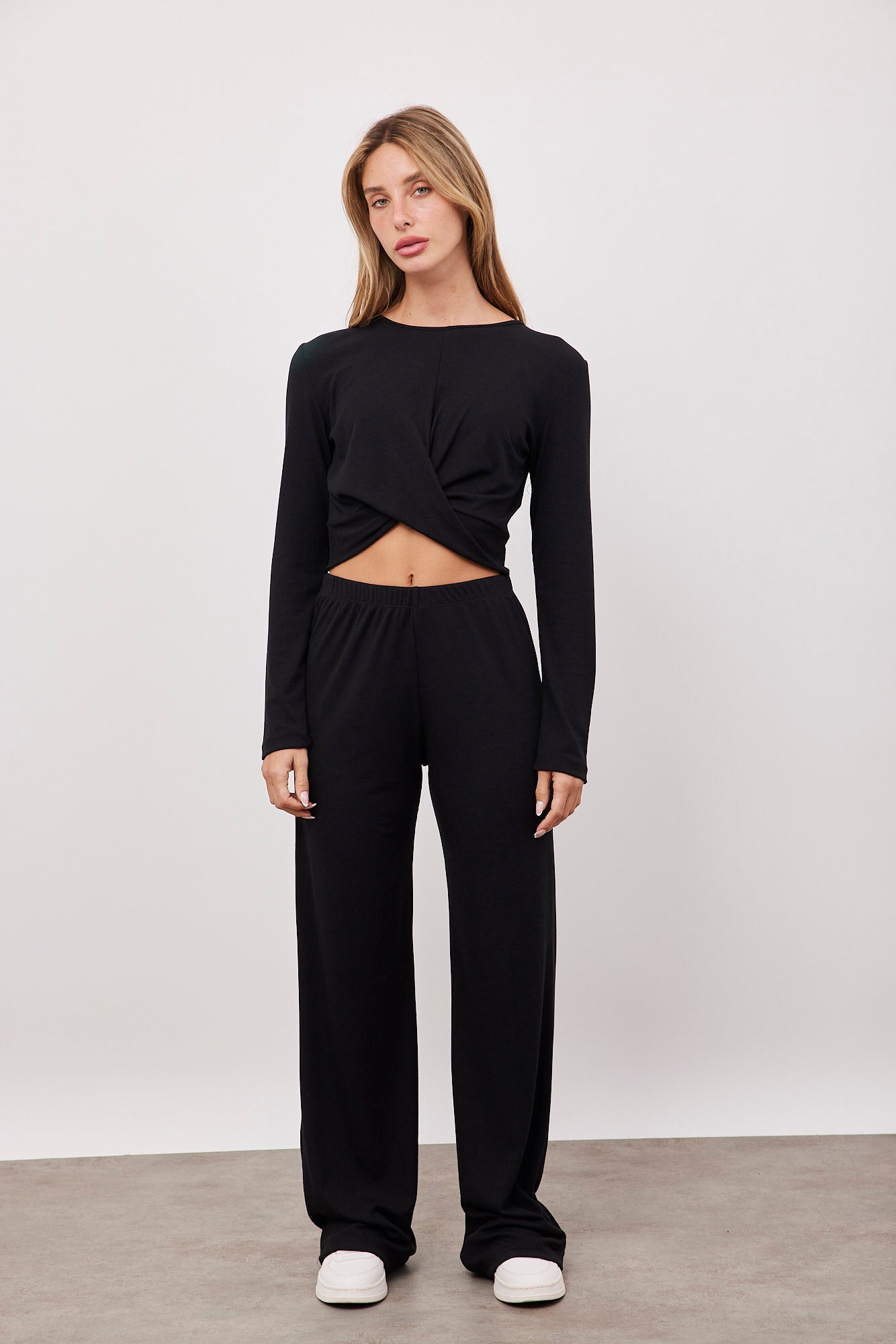 חליפה עם חולצת סיבוב - ITAY BRANDS