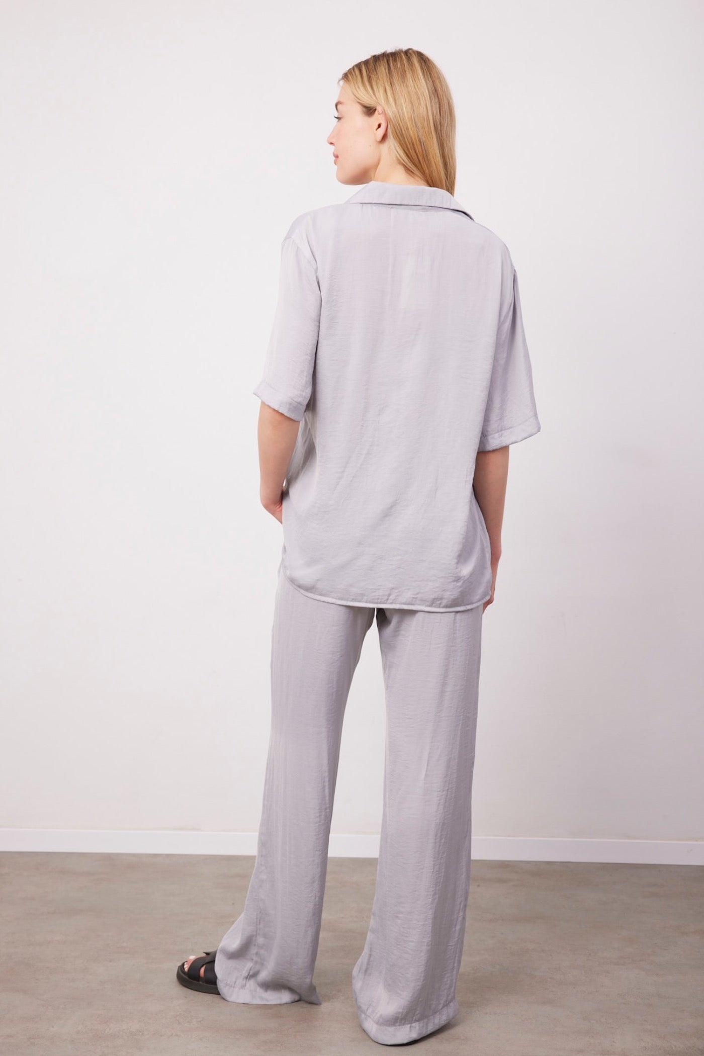 חליפה מכופתרת במראה סאטן - ITAY BRANDS