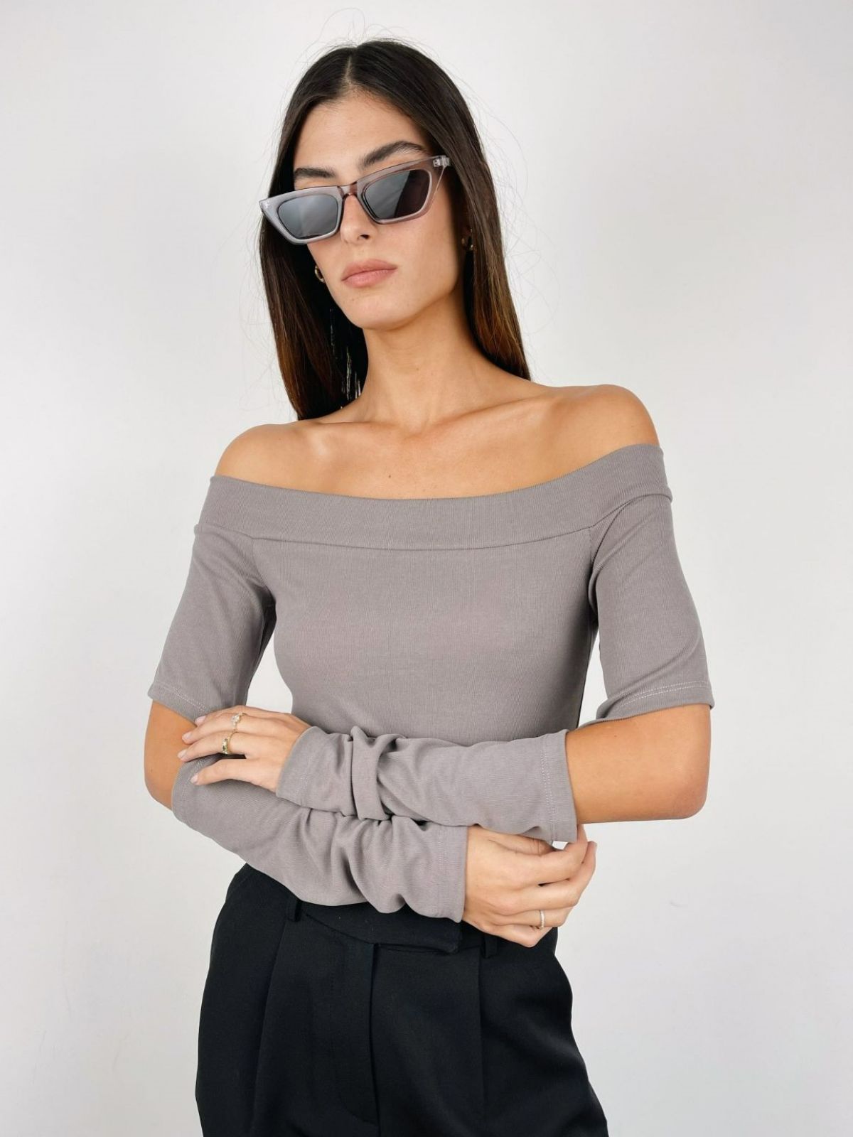 חולצת אוף שולדרס עם פתחים - ITAY BRANDS