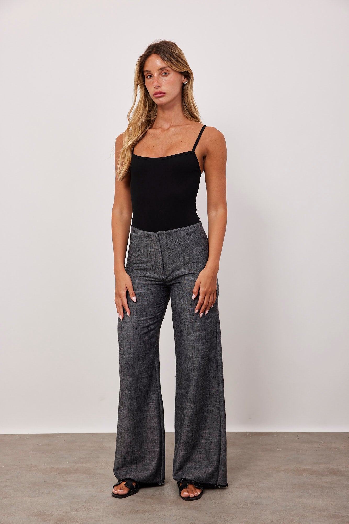 מכנסיים בטקסטורה בגזרה נמוכה - ITAY BRANDS