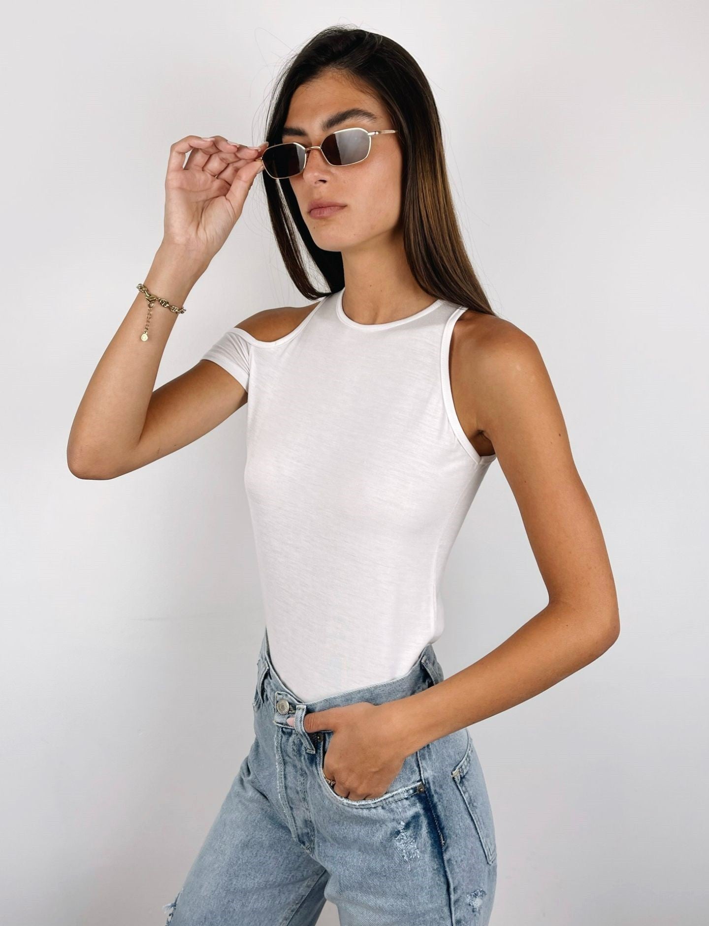 חולצה א-סימטרית פתח בכתף - ITAY BRANDS