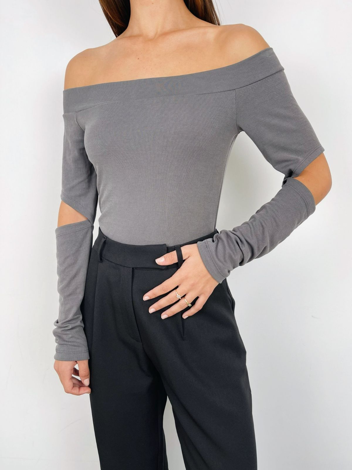 חולצת אוף שולדרס עם פתחים - ITAY BRANDS