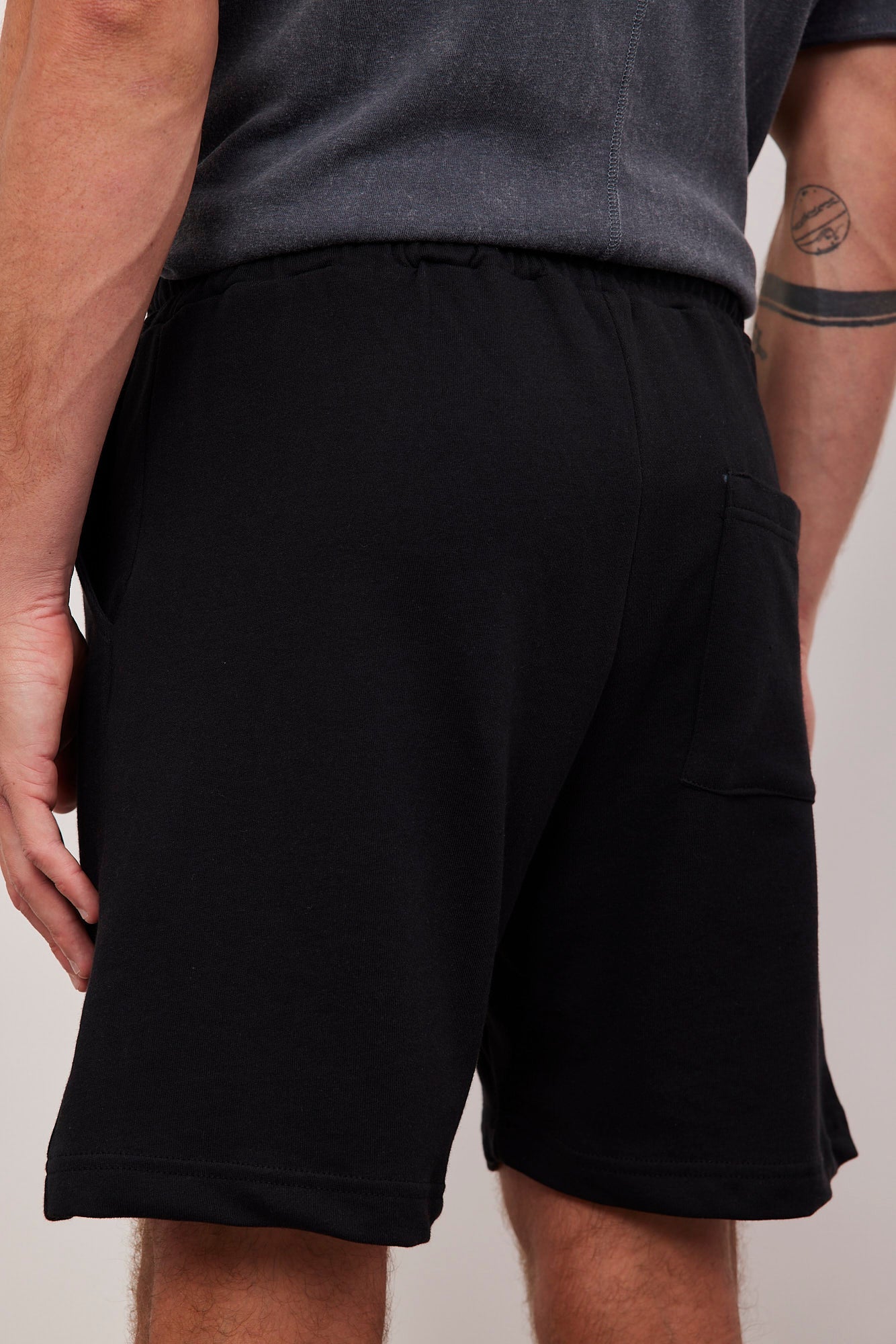 שורט קצר עם תיפור בולט - ITAY BRANDS