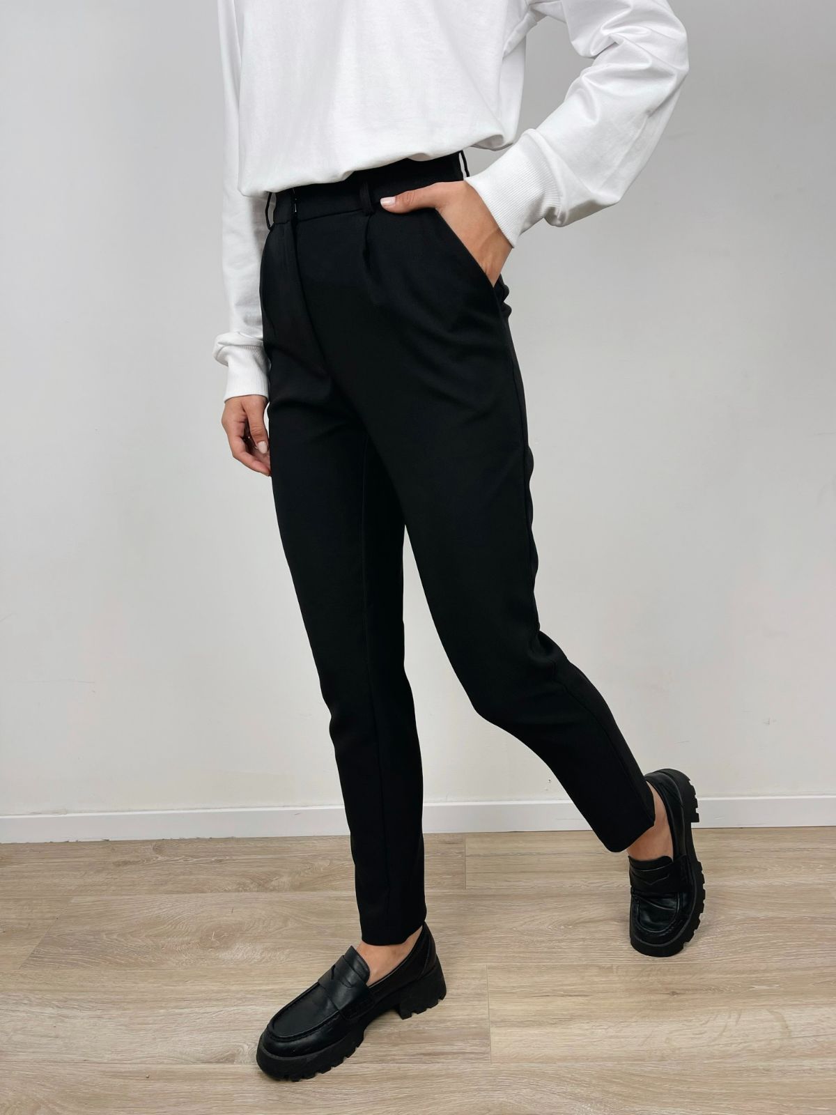 מכנסיים מחויטים בגזרה ישרה