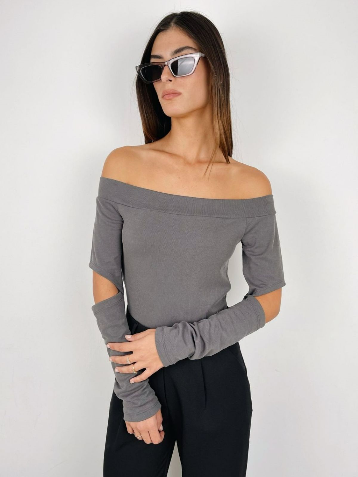 חולצת אוף שולדרס עם פתחים - ITAY BRANDS