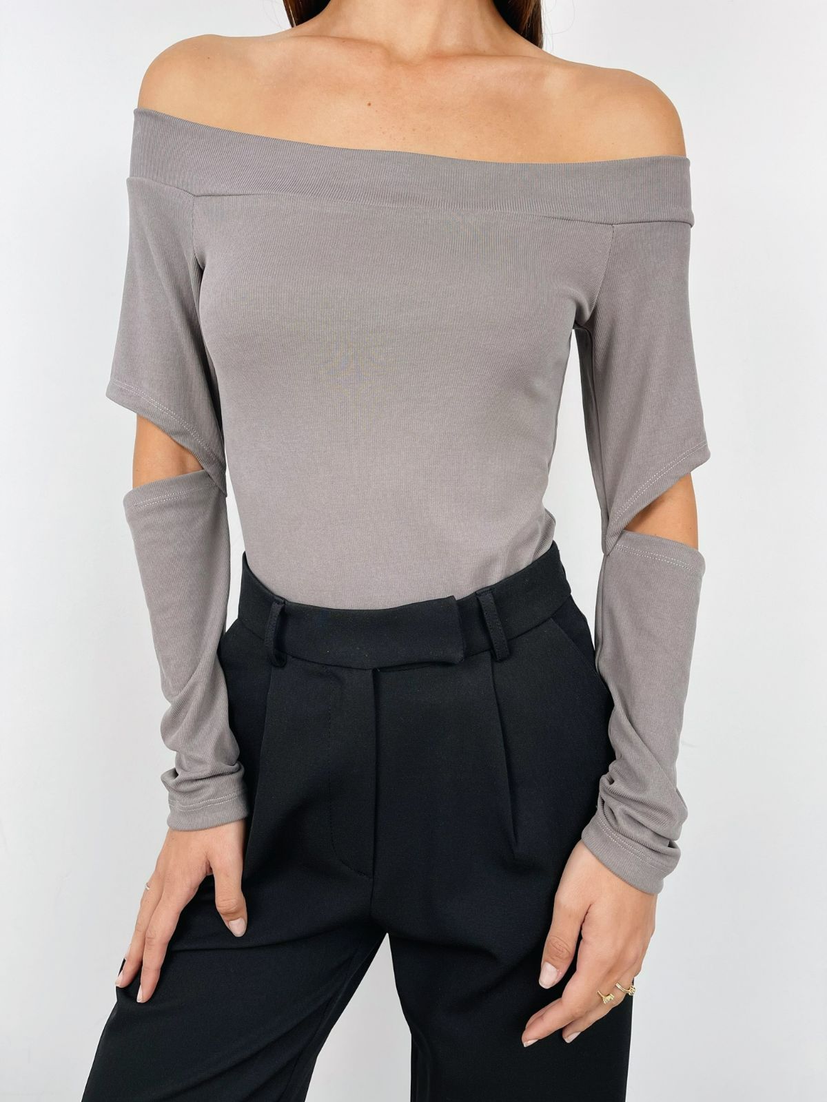 חולצת אוף שולדרס עם פתחים - ITAY BRANDS