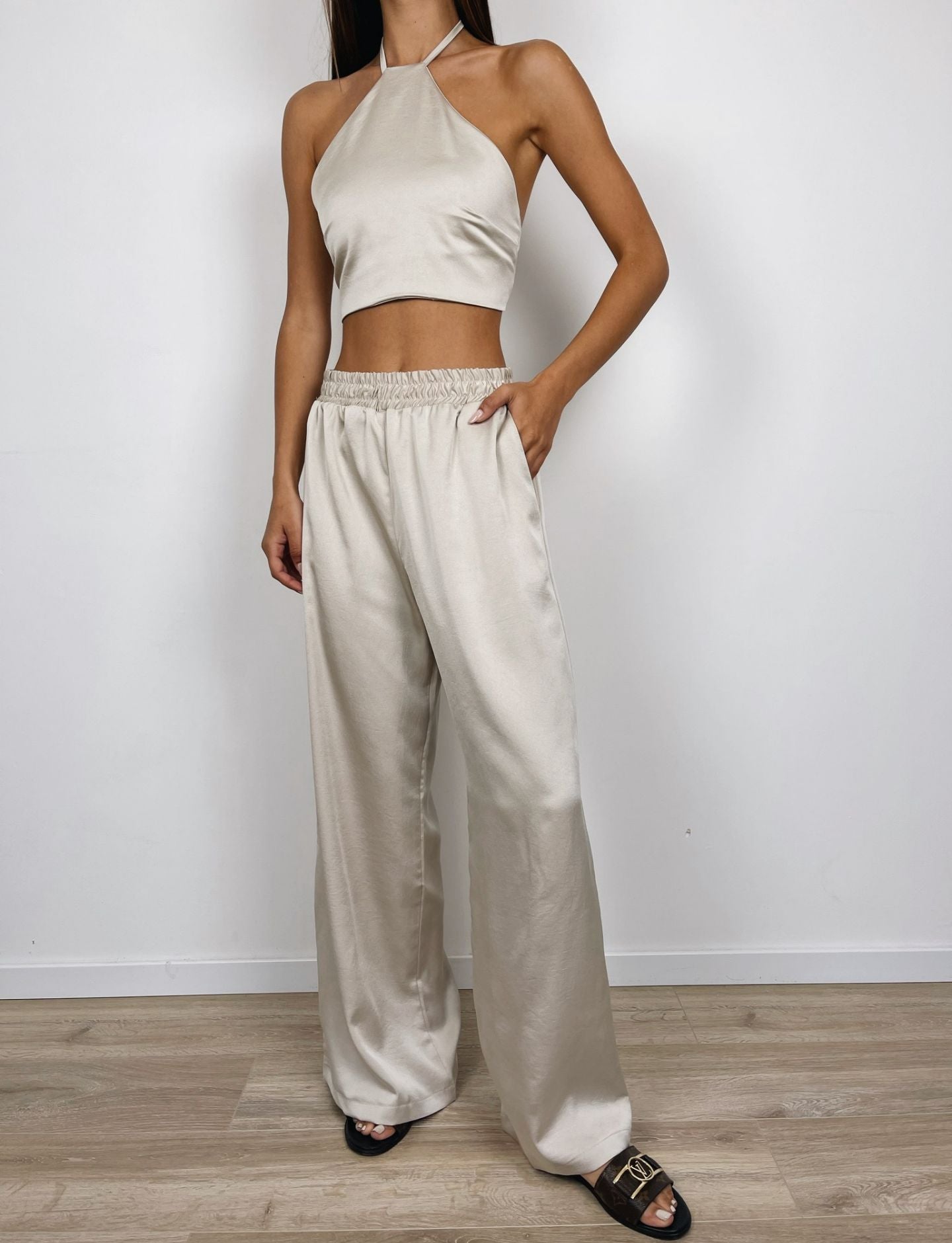 חליפת טופ ומכנסיים במראה סטן - ITAY BRANDS