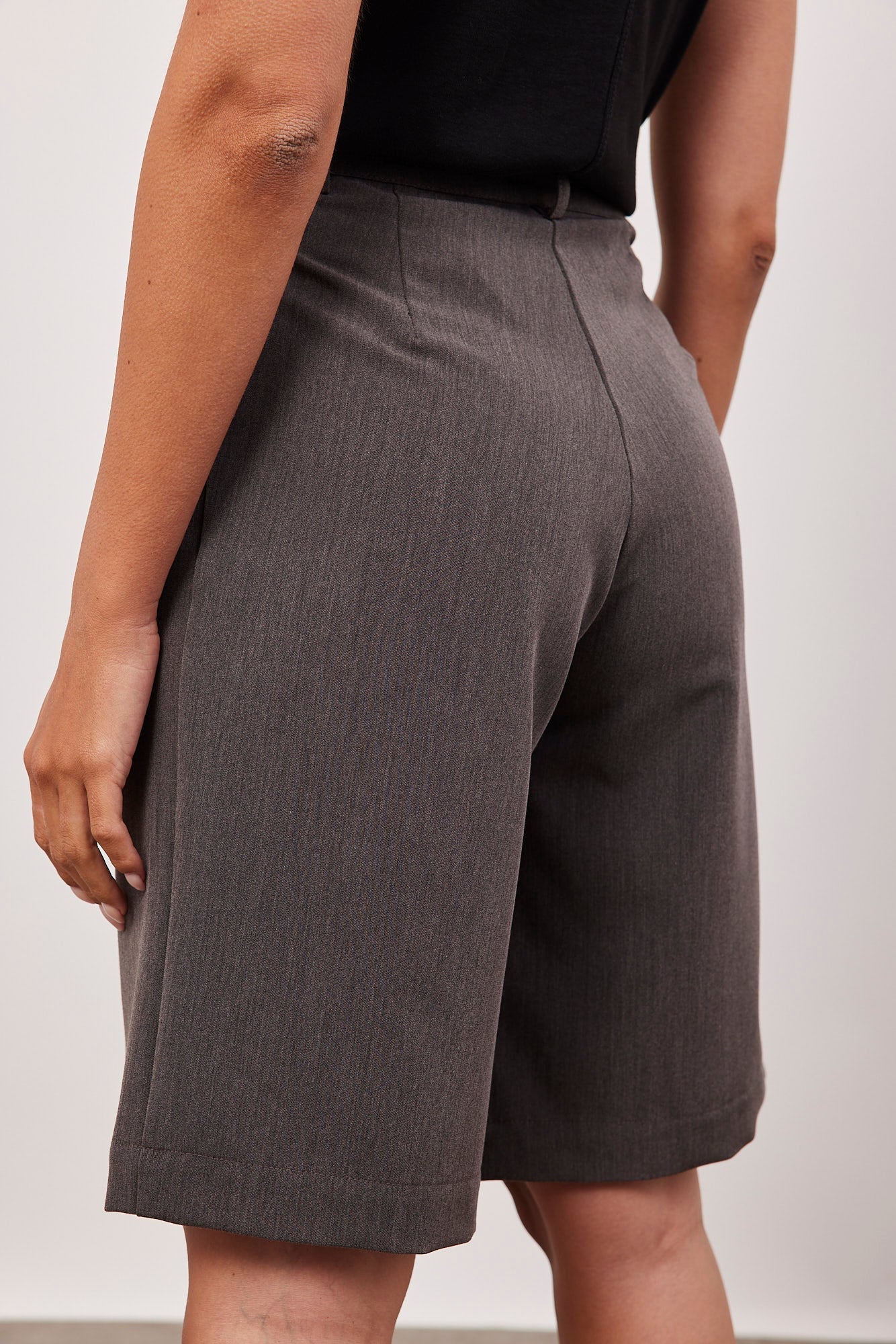 מכנסיים מחויטים באורך הברך - ITAY BRANDS