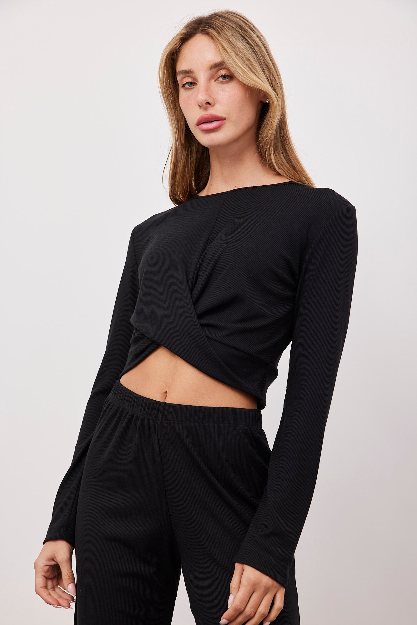 חליפה עם חולצת סיבוב - ITAY BRANDS