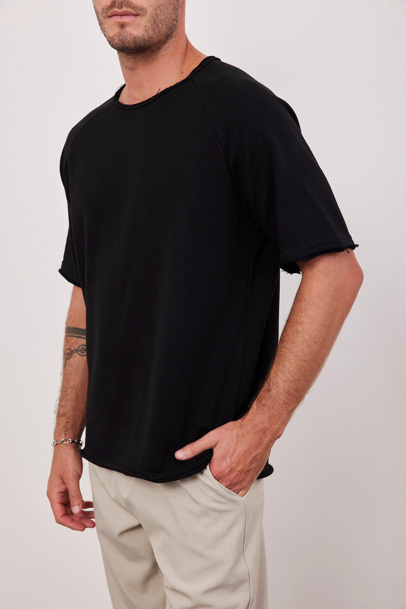 טי-שרט בסיומת גזורה