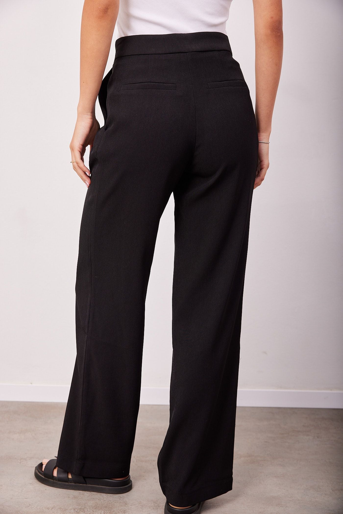 מכנסיים מחויטים בגזרה מתרחבת - ITAY BRANDS