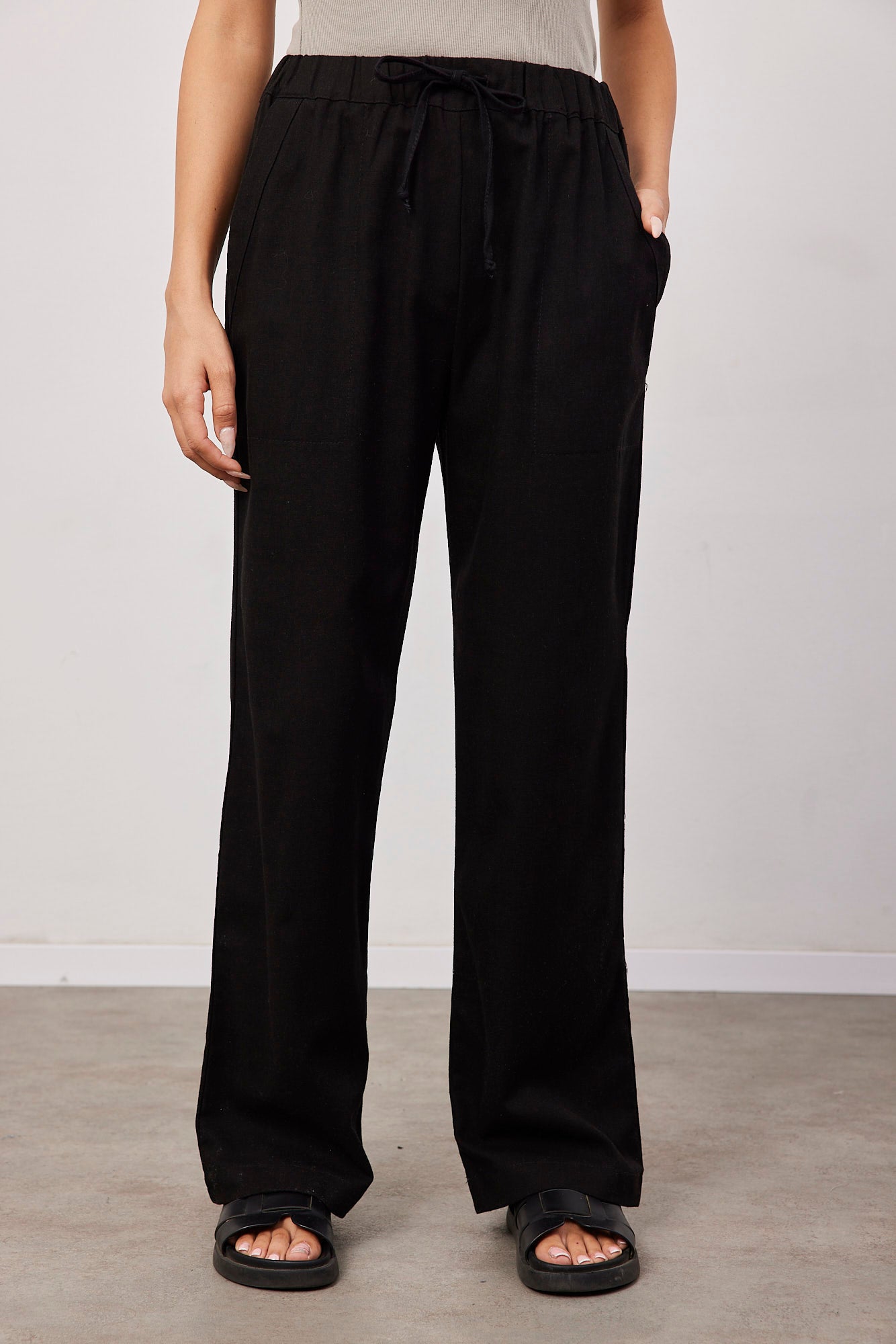 מכנסיים במראה פשתן עם קשירה - ITAY BRANDS