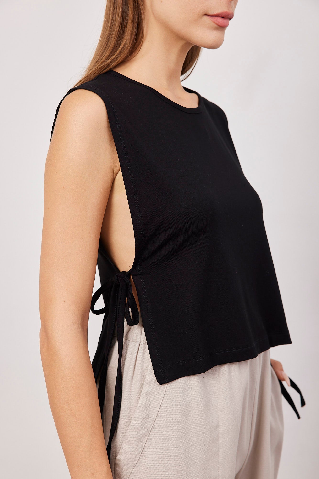 טופ עם קשירה בצדדים - ITAY BRANDS