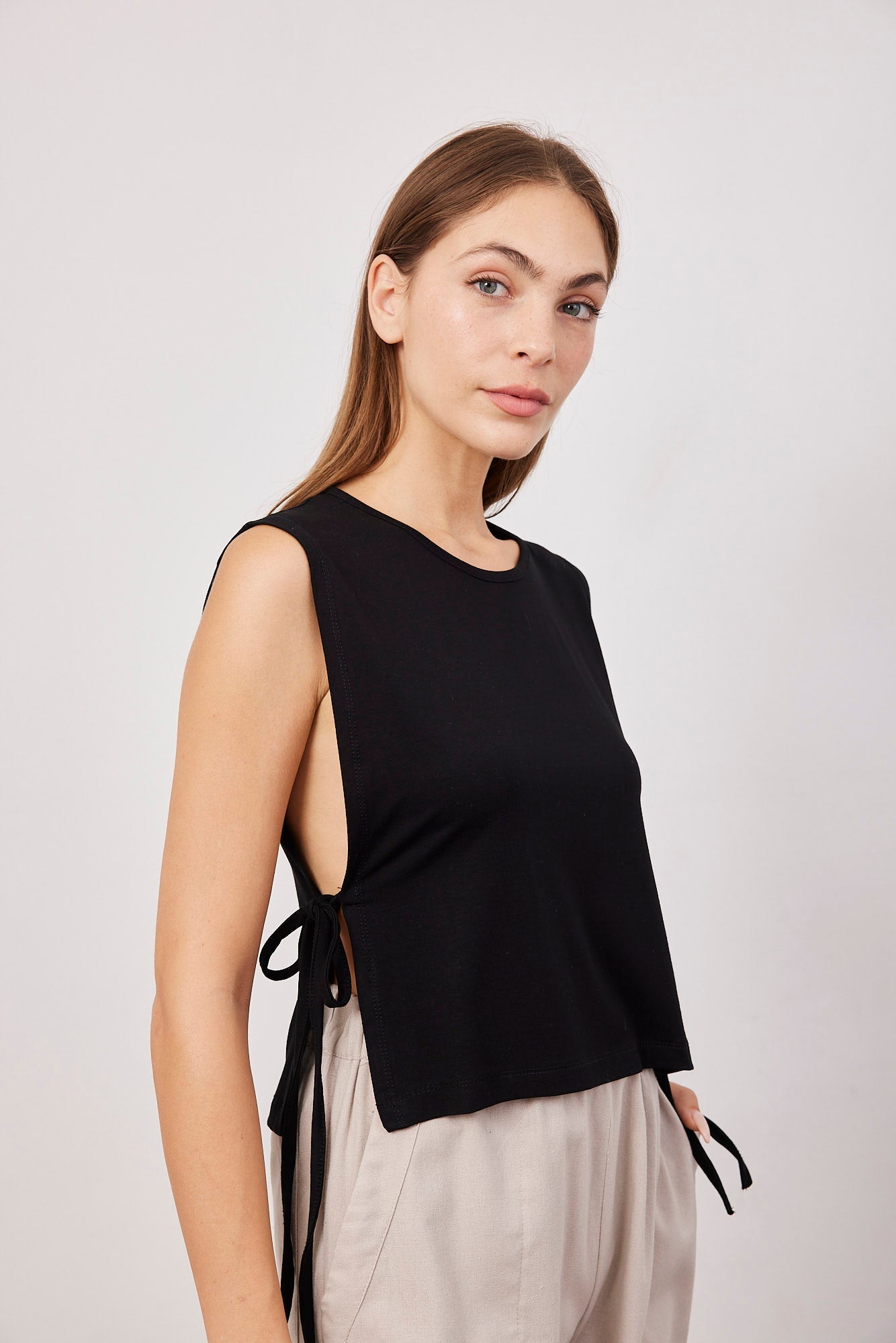 טופ עם קשירה בצדדים - ITAY BRANDS