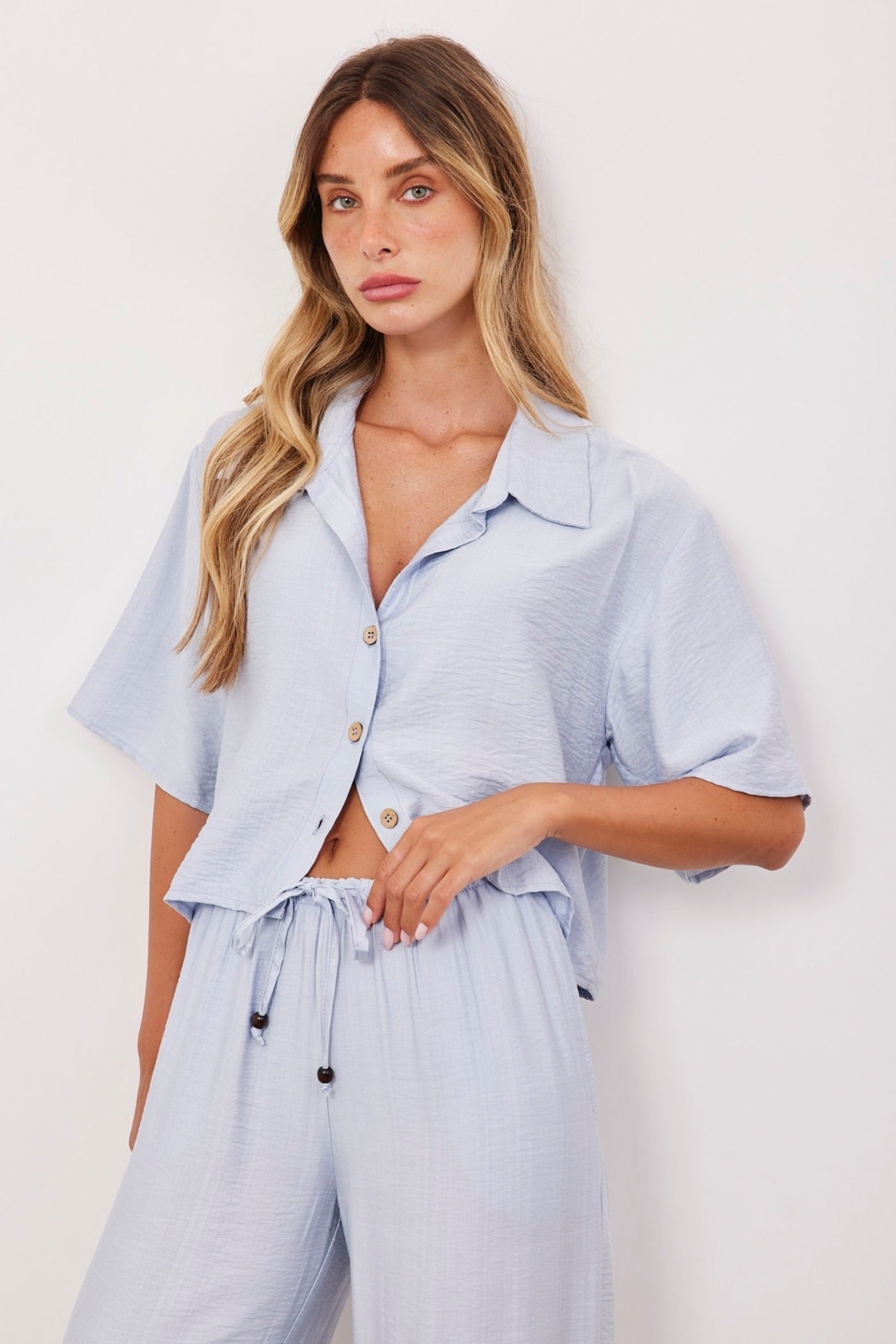 חולצת קרופ מכופתרת בטקסטורה - ITAY BRANDS