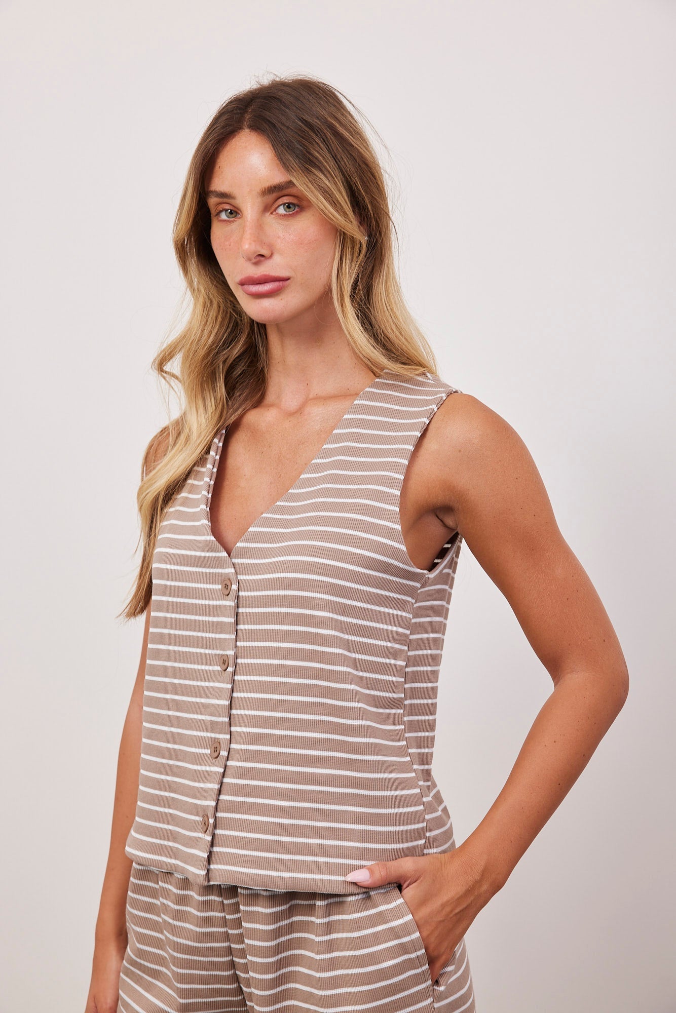 גופיית פסים מכופתרת מפתח וי - ITAY BRANDS