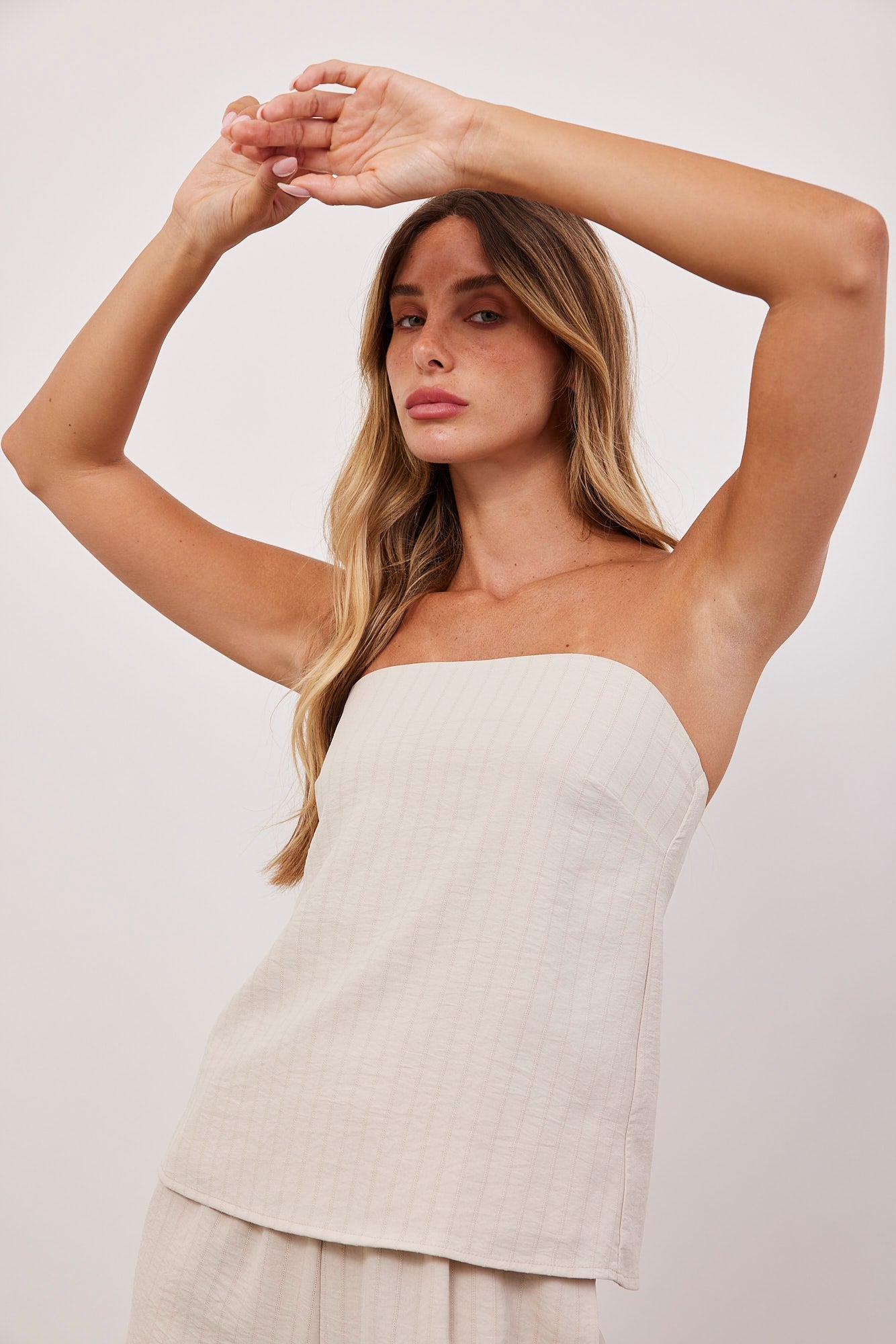 סטרפלס במראה סאטן עם קשירה בגב - ITAY BRANDS