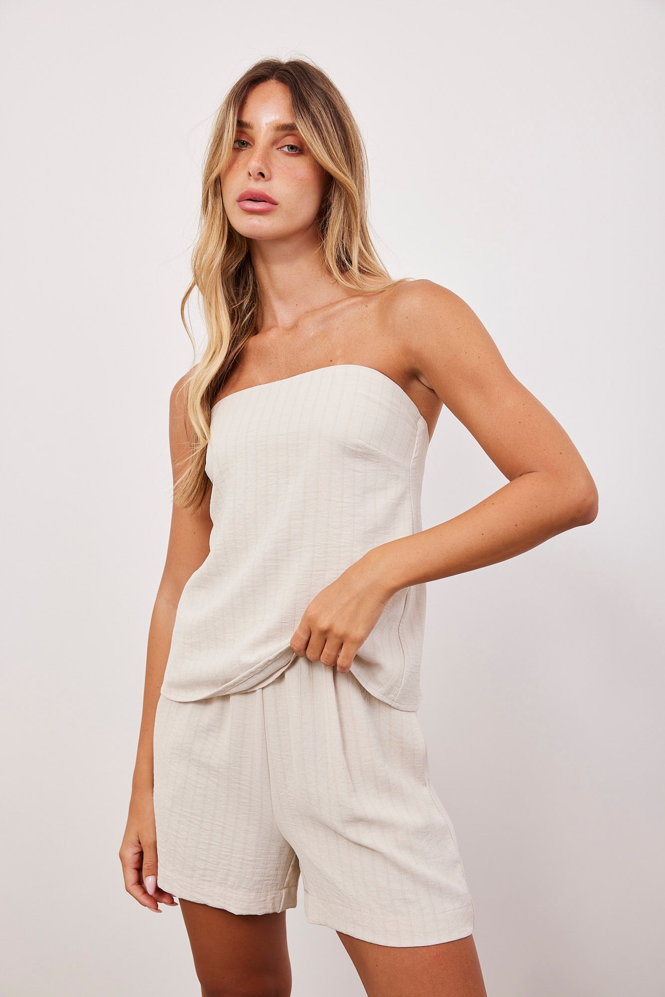 סטרפלס במראה סאטן עם קשירה בגב - ITAY BRANDS