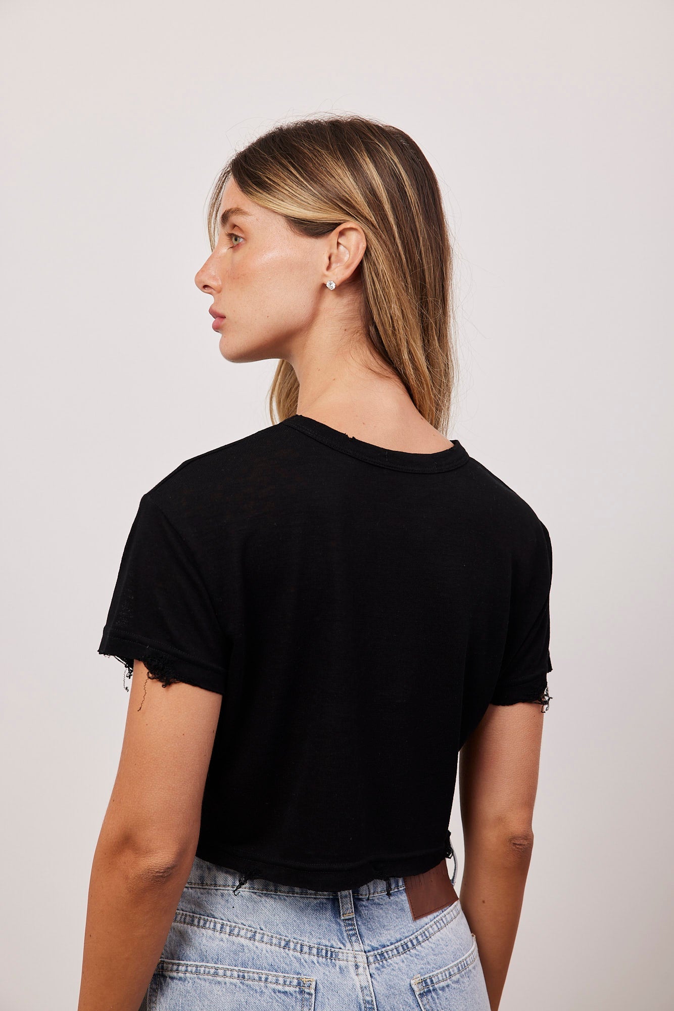 חולצת קרופ שקפקפה בסיומת קרעים - ITAY BRANDS