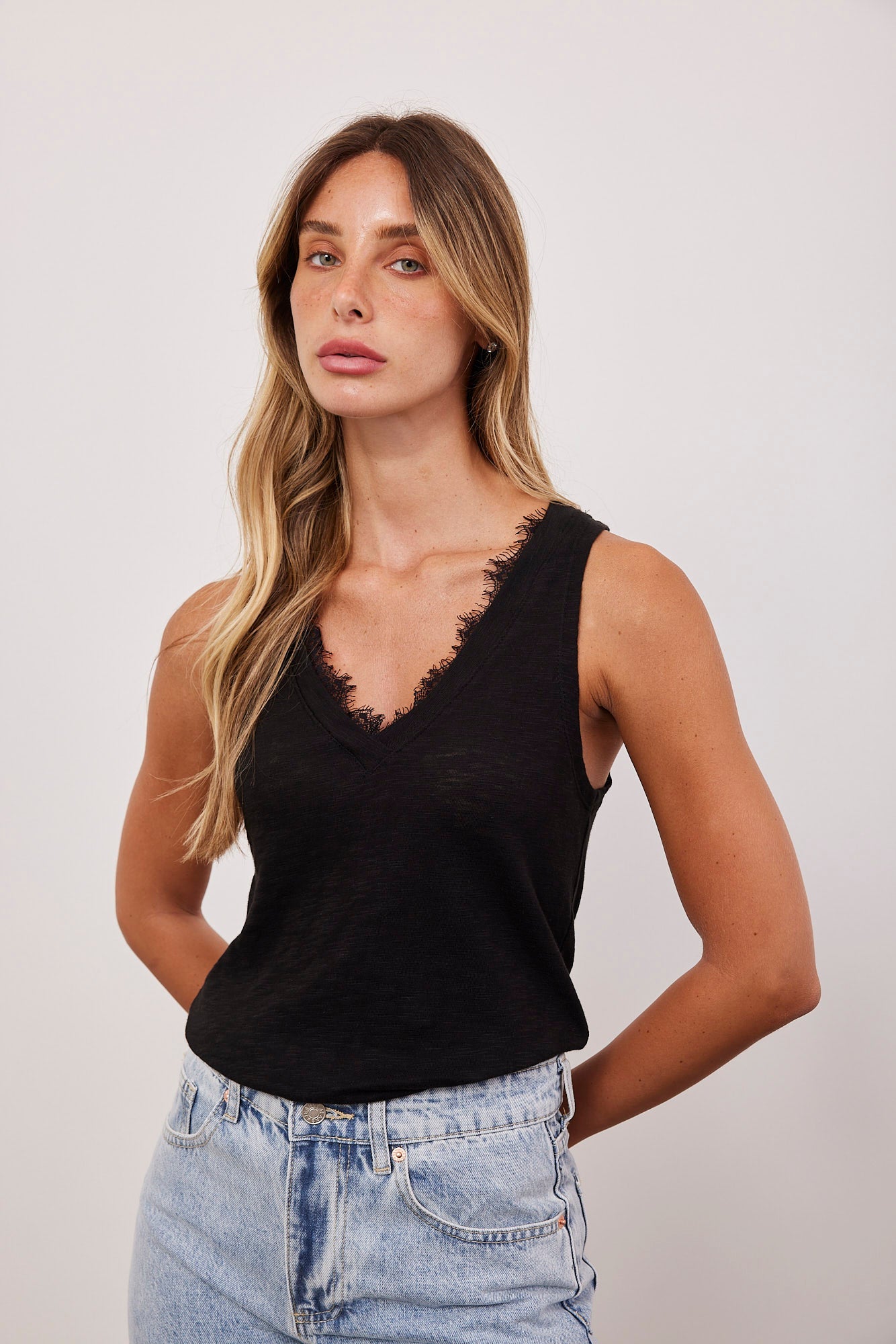 גופיית סלאב בשילוב תחרה - ITAY BRANDS