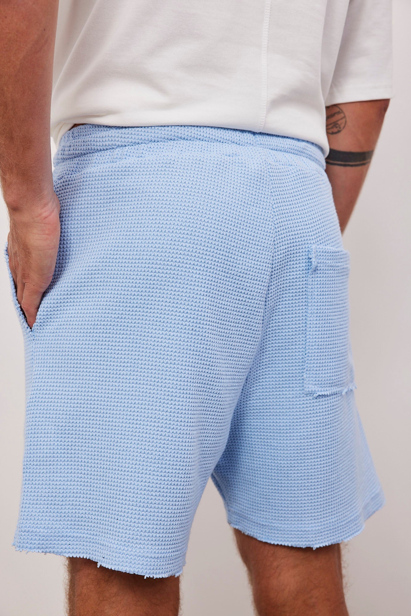 מכנסיים קצרים מבד וופל בסיומת קרעים - ITAY BRANDS