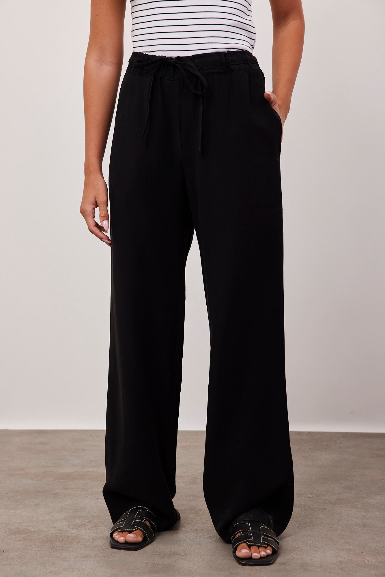 מכנסיים ארוכים עם קשירה במותן - ITAY BRANDS