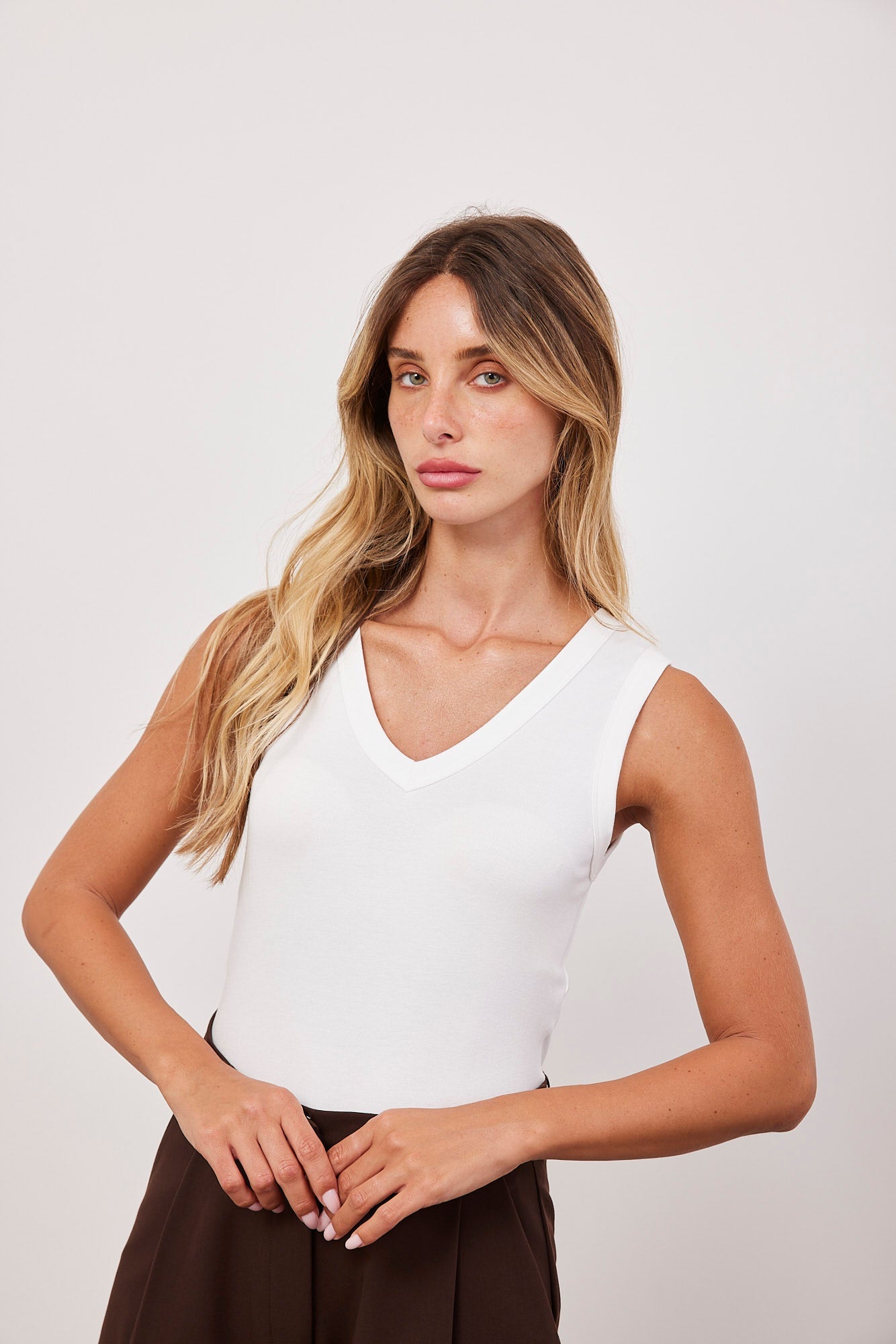 גופית וי עם כתפיות רחבות - ITAY BRANDS