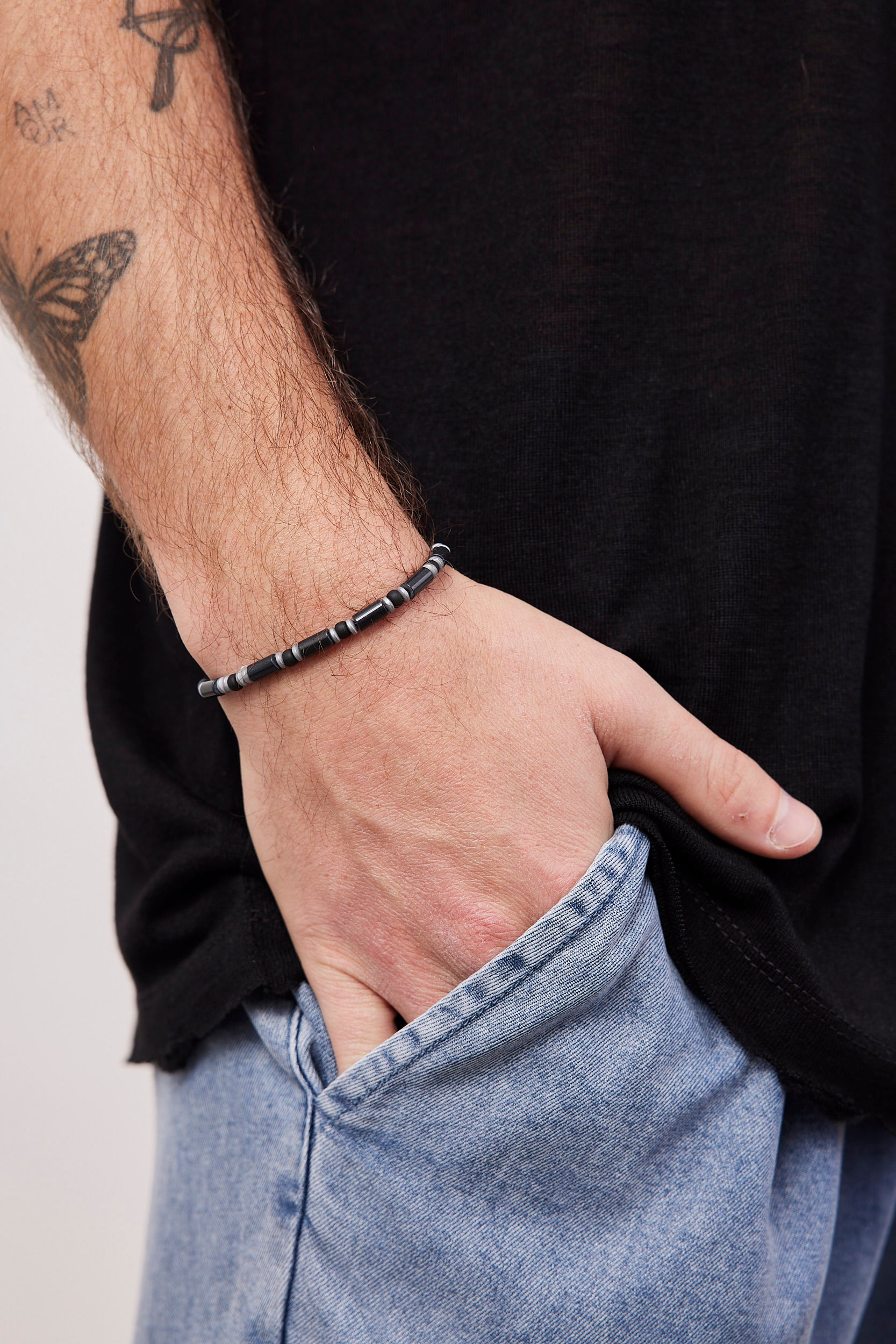 צמיד משולב חרוזים שחורים וכסופים