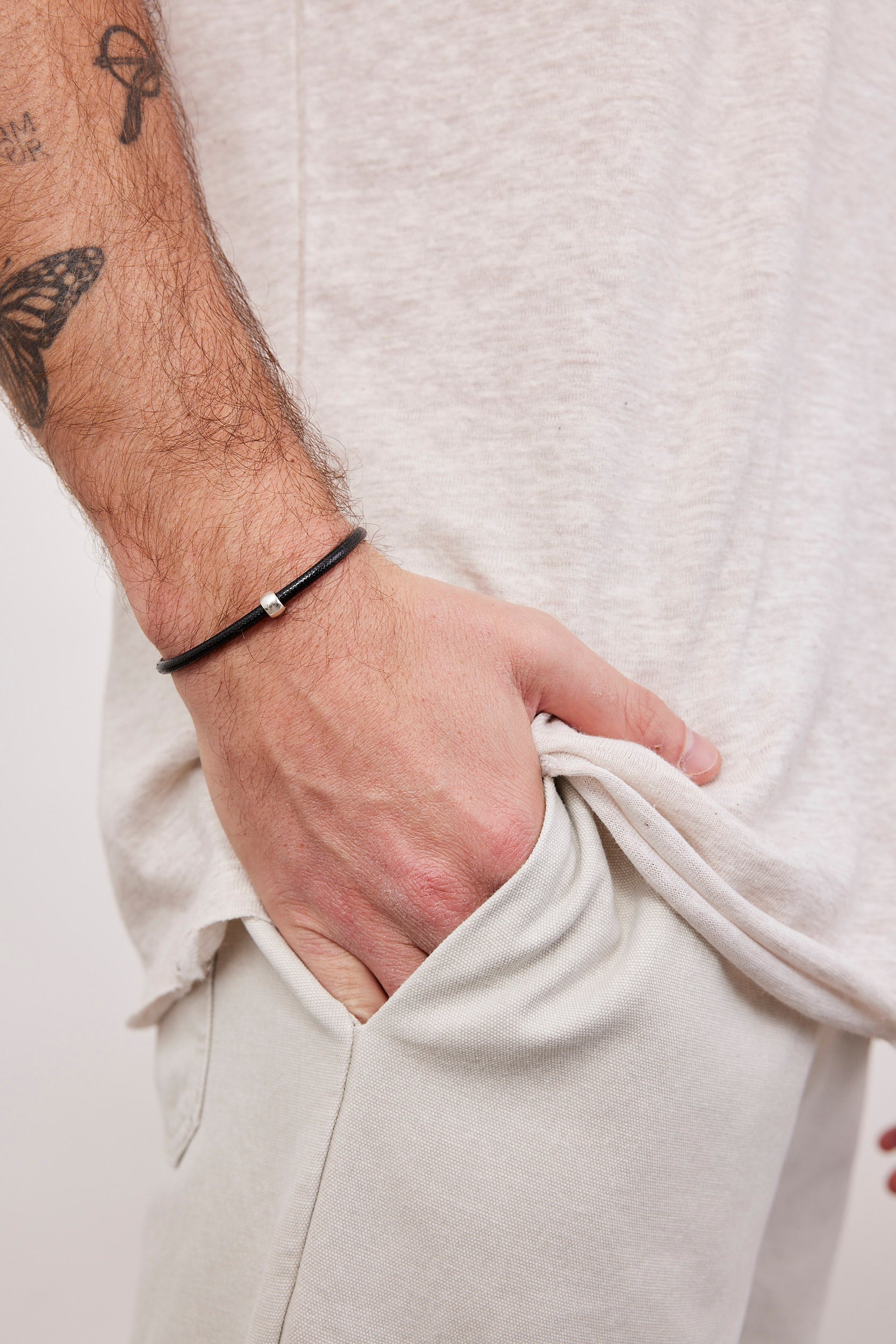 צמיד חבל שחור עם חרוז מתכת