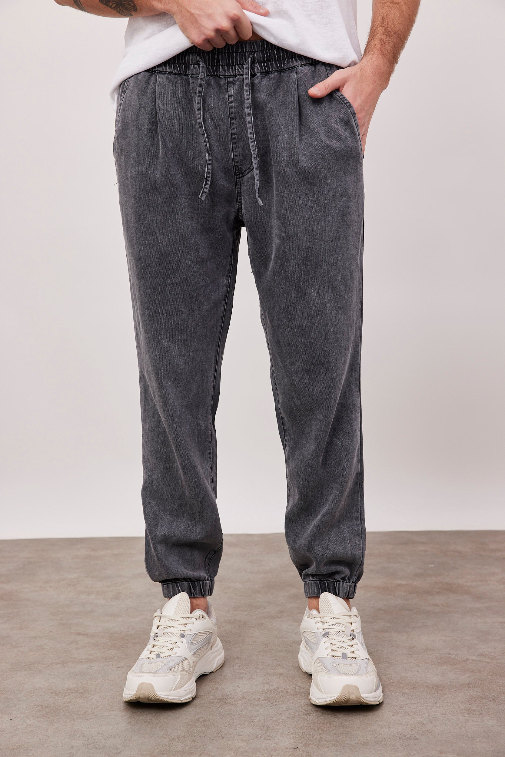 מכנסי ג'ינס בסיומת גומי