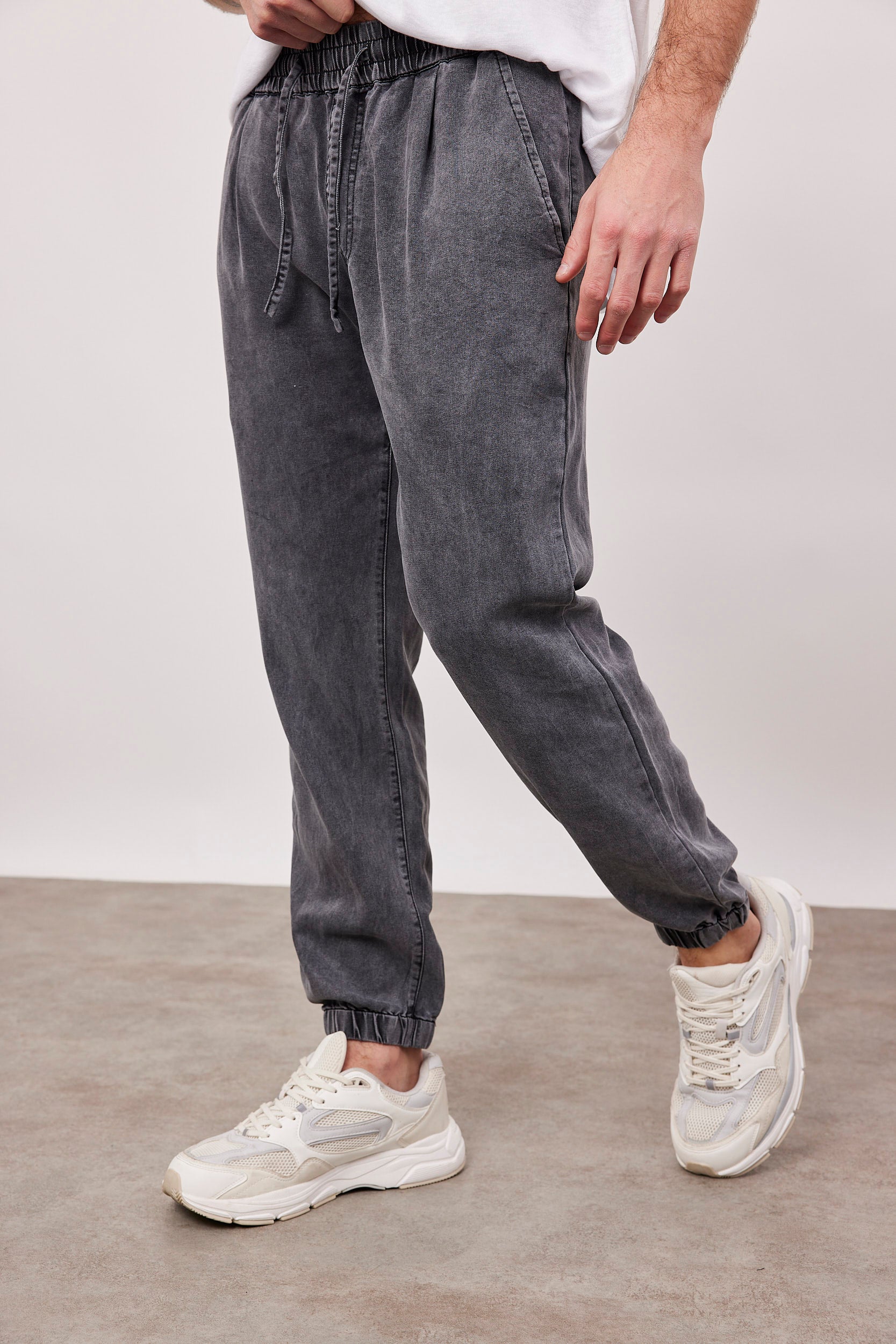 מכנסי ג'ינס בסיומת גומי