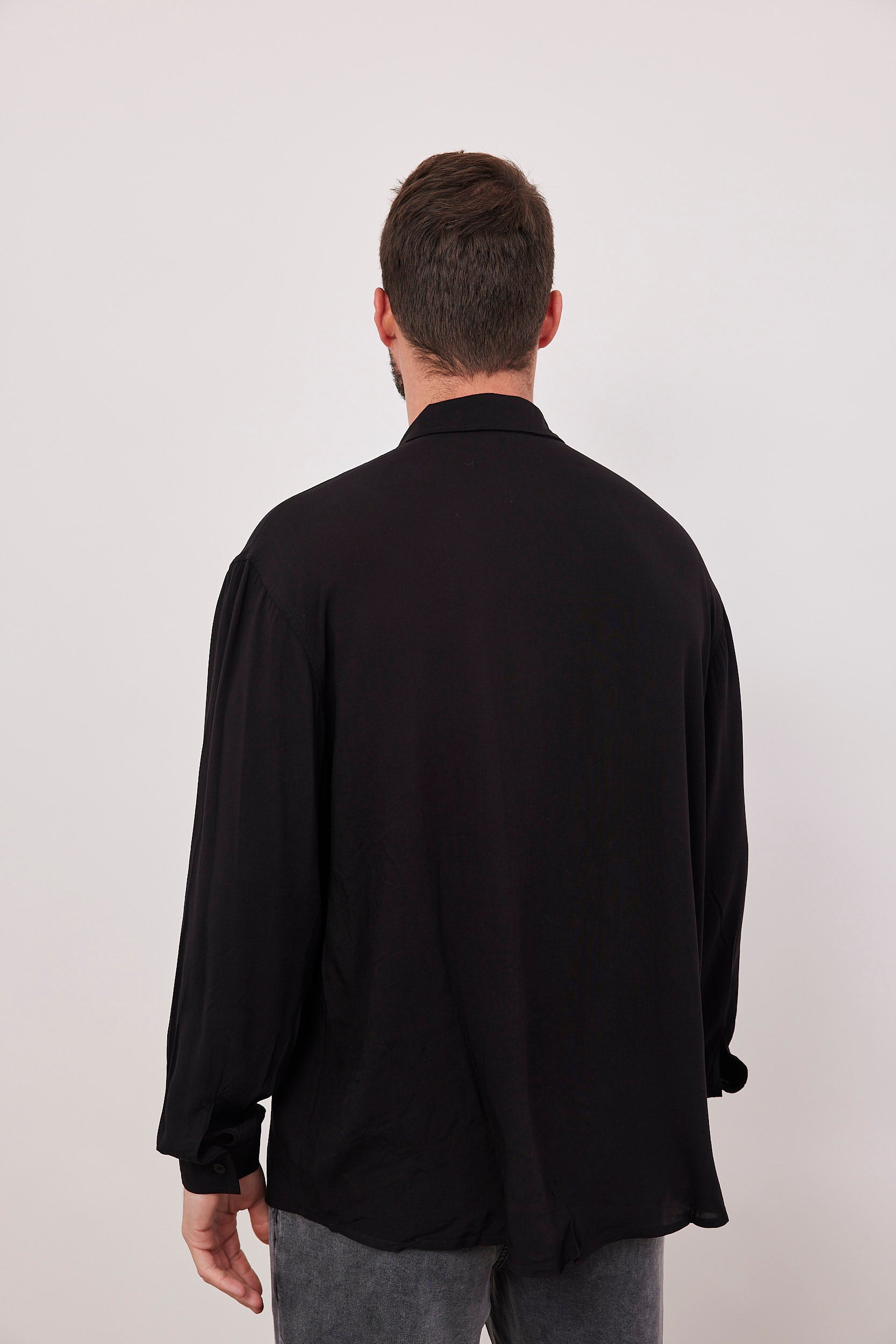 חולצה מכופתרת בייסיק עם צווארון