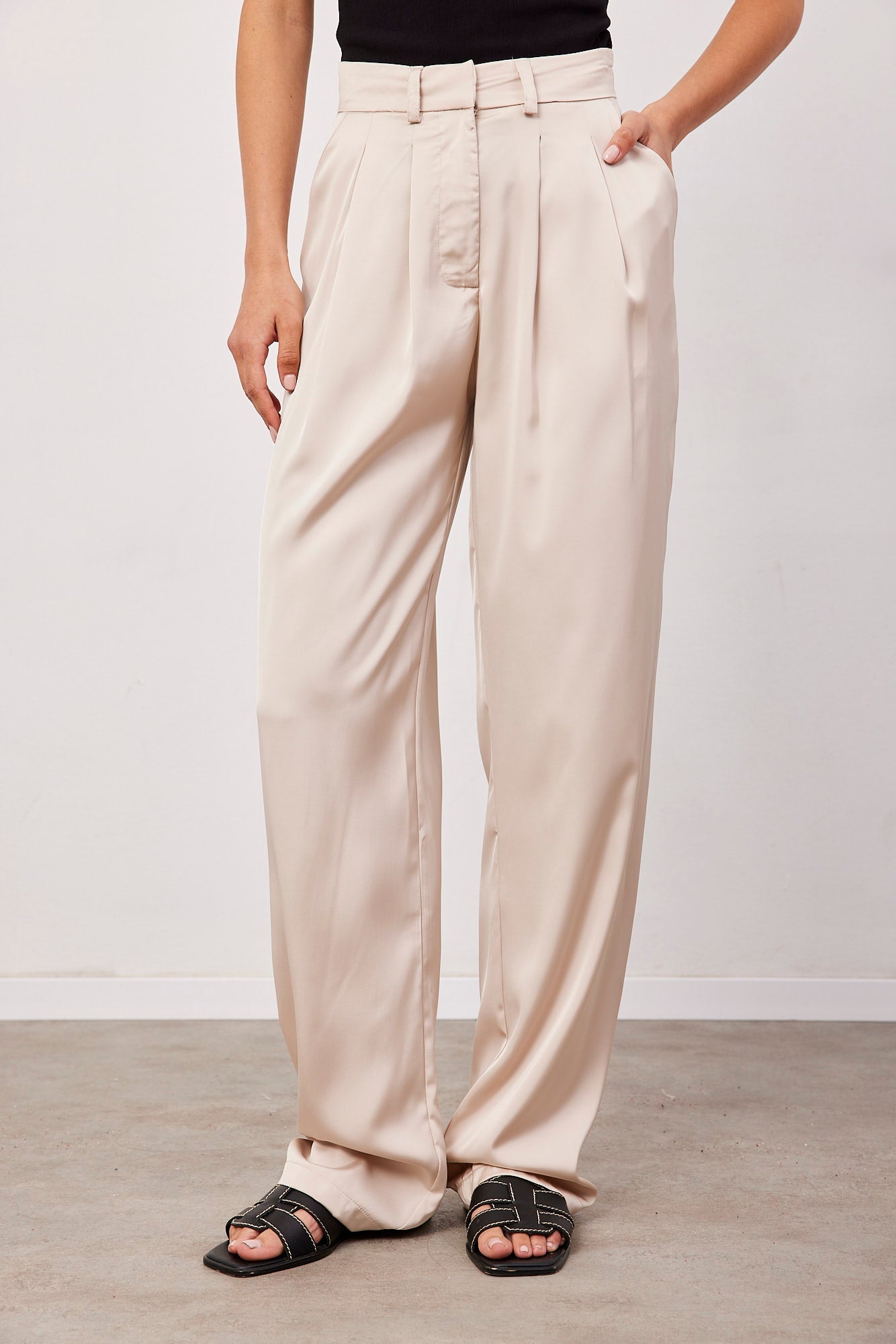 מכנסיים מחויטים במראה סאטן - ITAY BRANDS