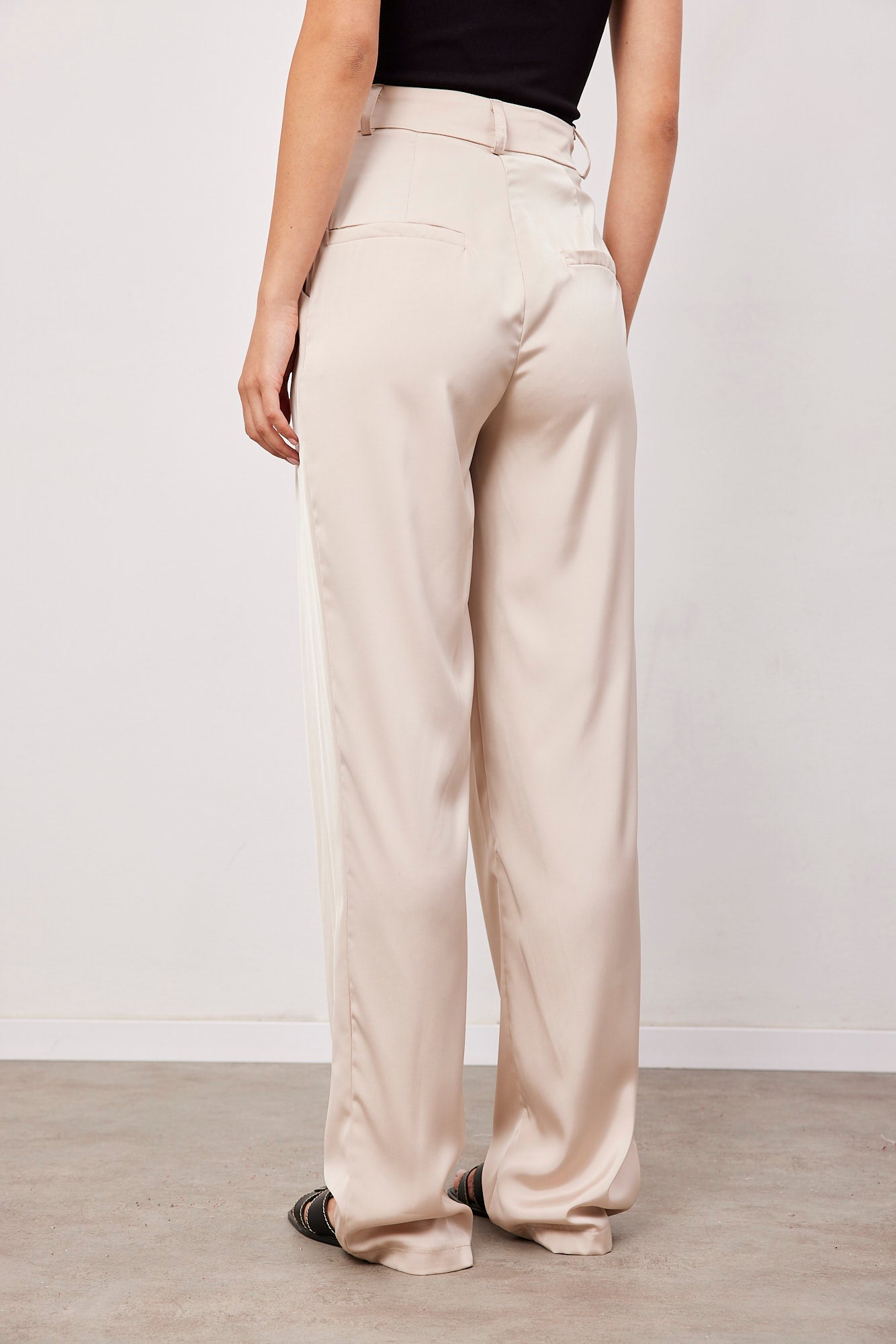 מכנסיים מחויטים במראה סאטן - ITAY BRANDS