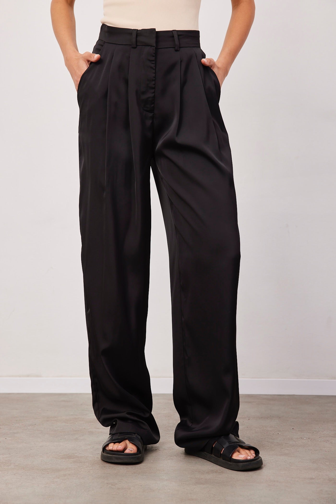 מכנסיים מחויטים במראה סאטן - ITAY BRANDS