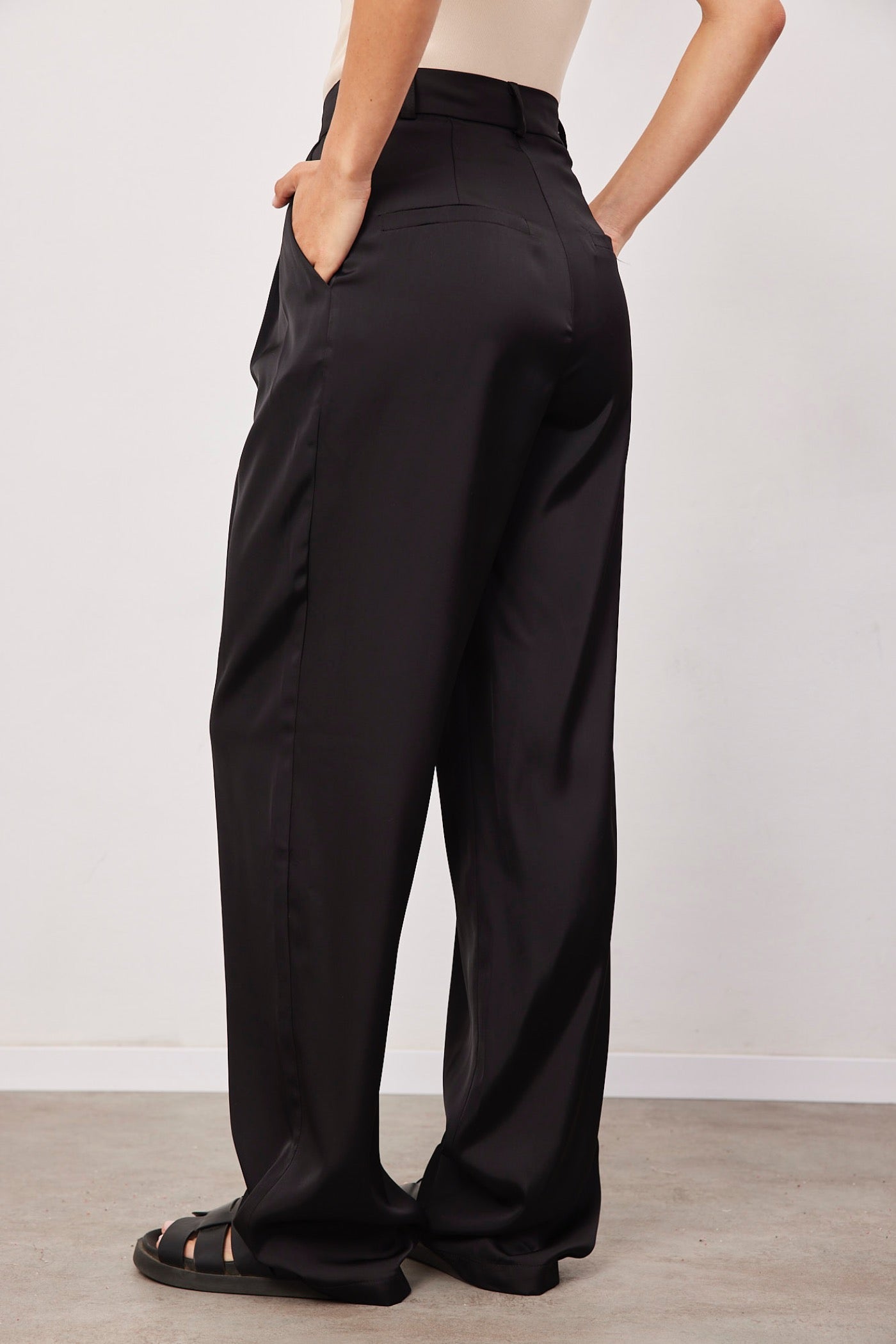 מכנסיים מחויטים במראה סאטן - ITAY BRANDS